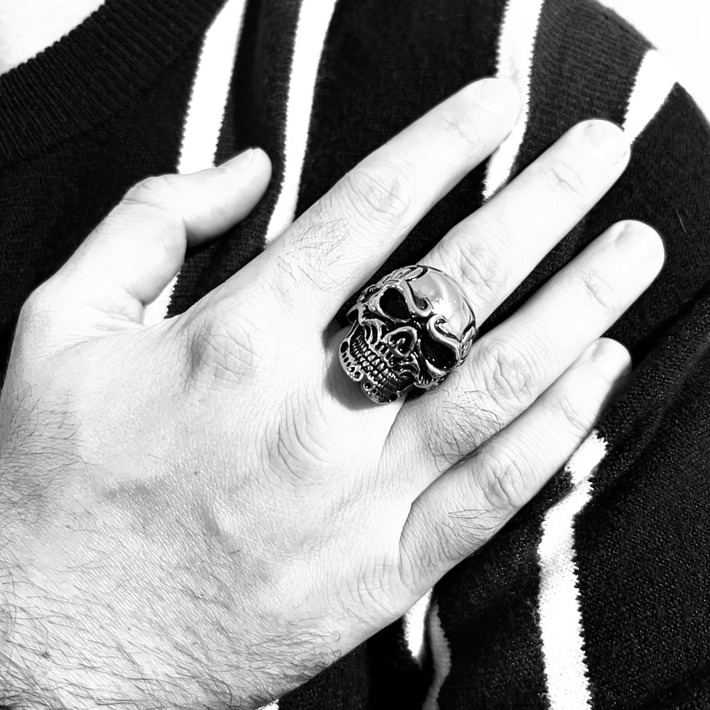Anillo de acero inoxidable con diseño de calavera y detalles de esqueleto: 8