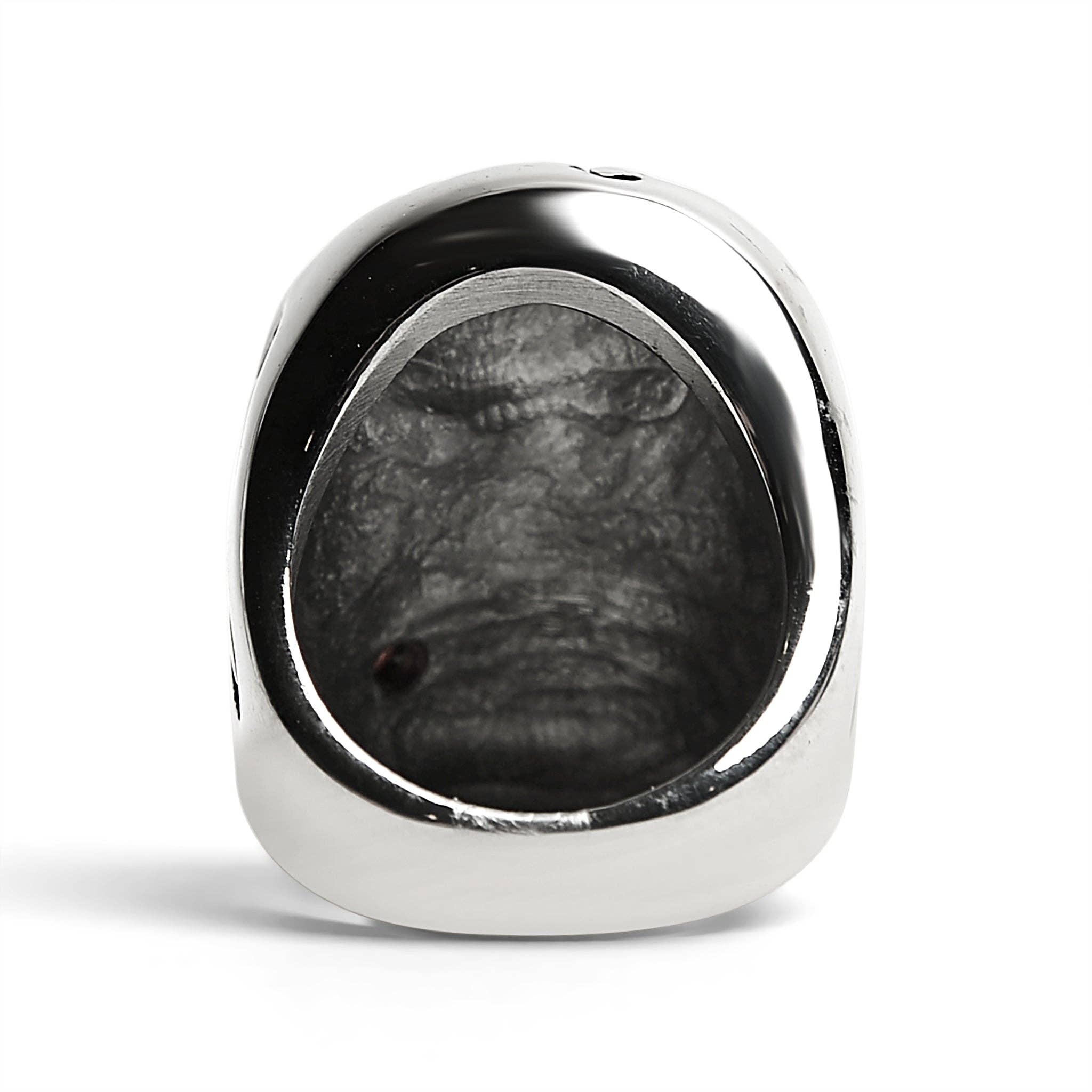 Anillo de Calavera de Acero Inoxidable Mordiendo una Rosa con Accento de CZ Roja: 10
