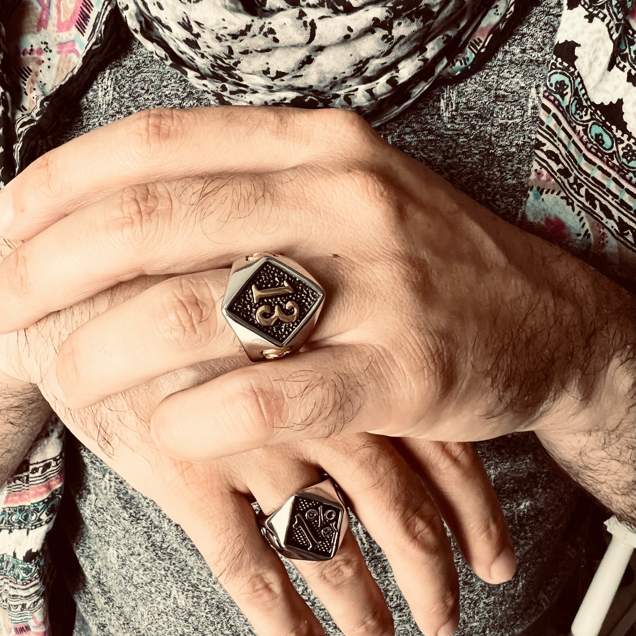 Anillo de acero inoxidable con estampado de calaveras y detalles en forma de «13» con revestimiento de PVD en oro de 18 quilates: 10