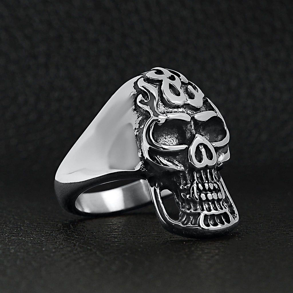 Anillo de acero inoxidable pulido con forma de calavera en llamas: 7