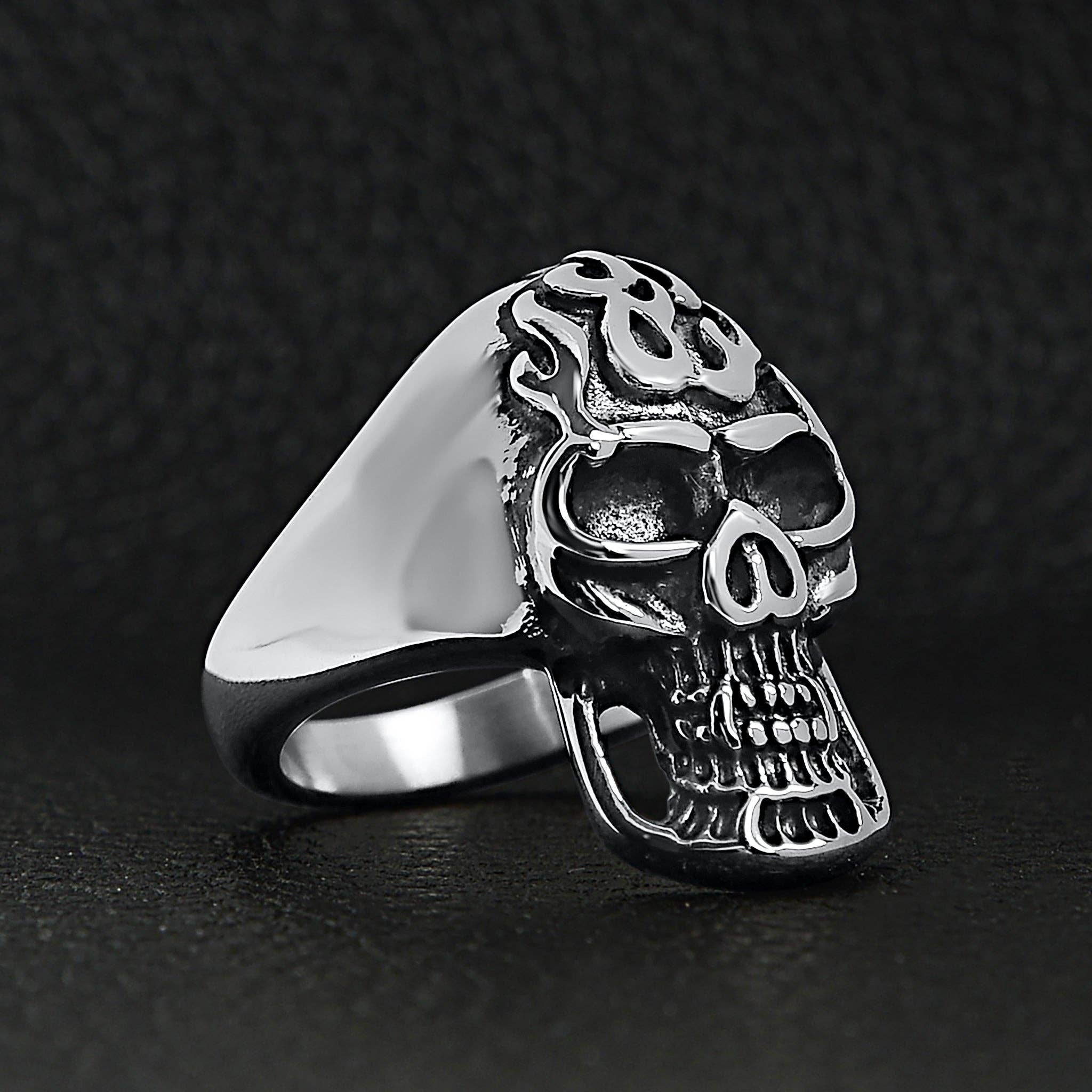 Anillo de acero inoxidable pulido con forma de calavera en llamas: 7
