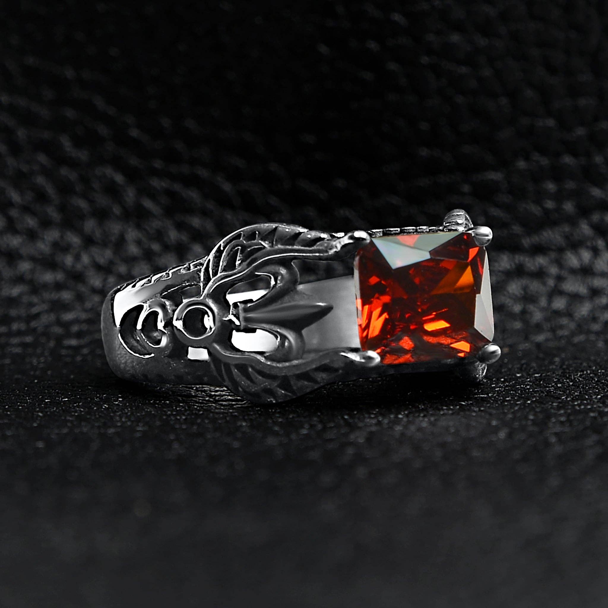 Anillo de acero inoxidable con detalles en forma de flor de lis en forma de circonita cúbica roja: 12