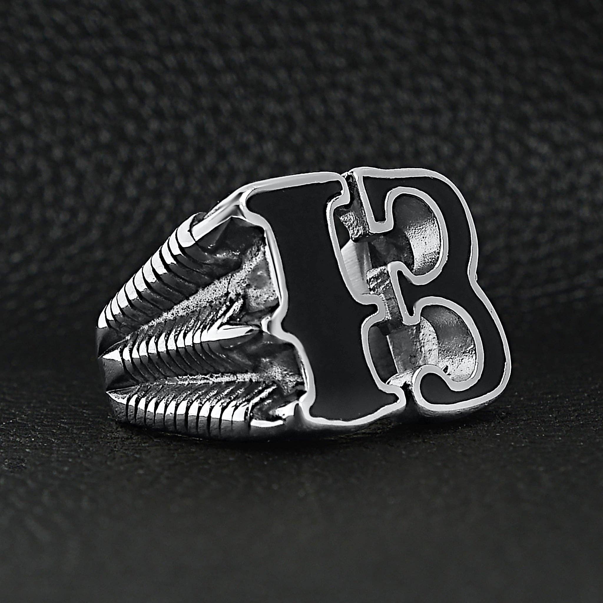 Anillo sello gótico negro con garra de dragón y número "13" de acero inoxidable: 9