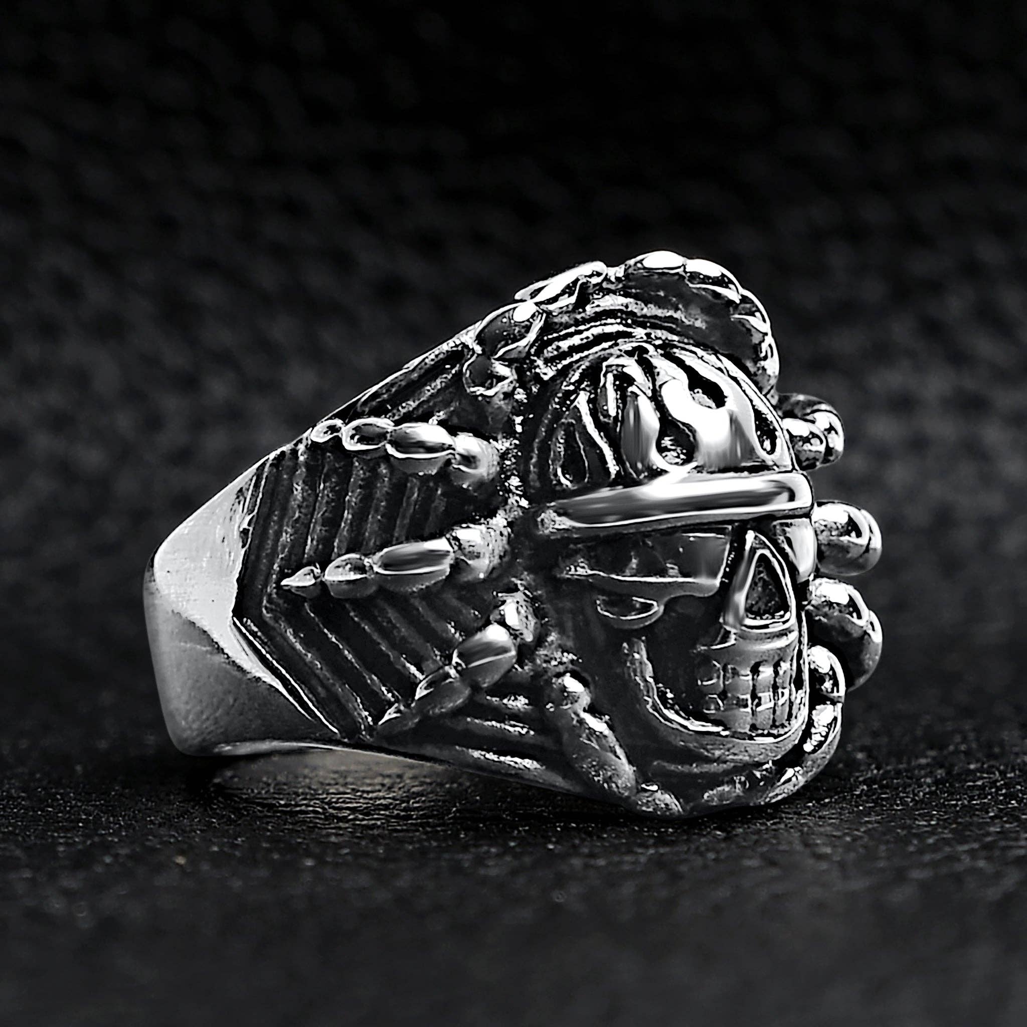 Anillo de acero inoxidable con forma de calavera con detalle pulido: 8