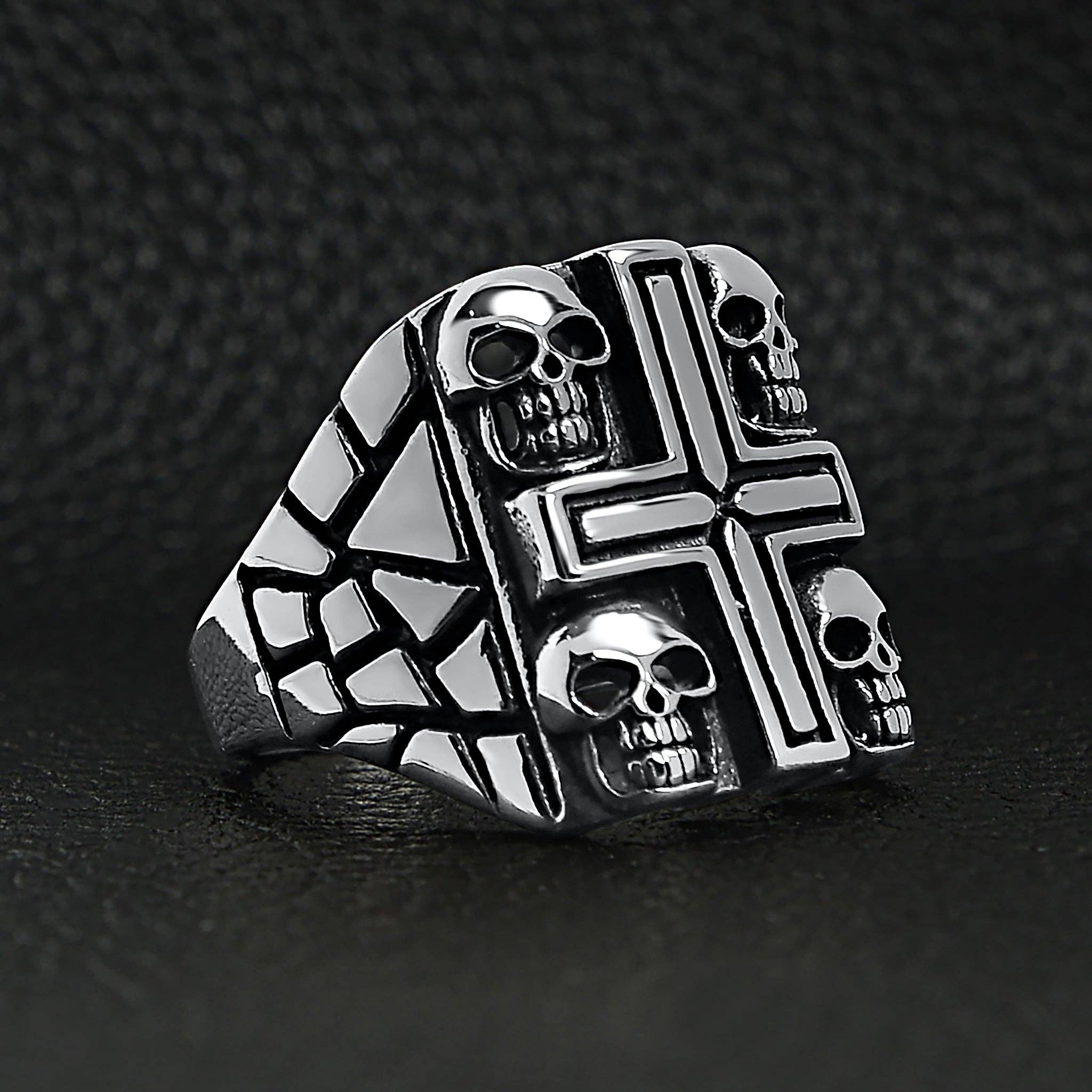 Anillo de acero inoxidable pulido con forma de cruz con múltiples calaveras: 10