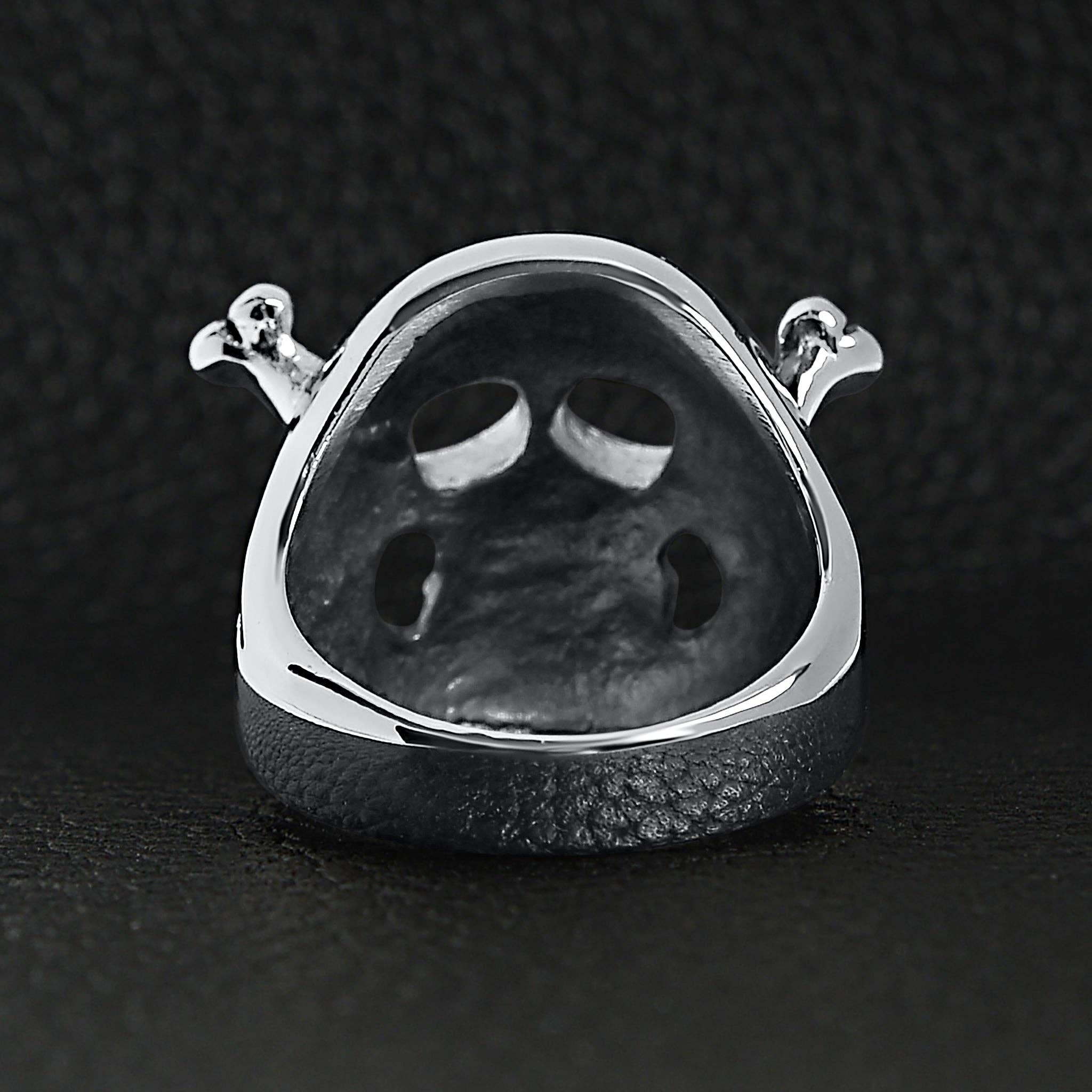 Anillo de acero inoxidable con calavera y tibias cruzadas: 8