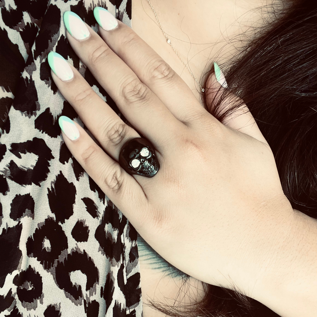 Anillo de acero inoxidable con forma de calavera negra con circonita cúbica transparente: 8