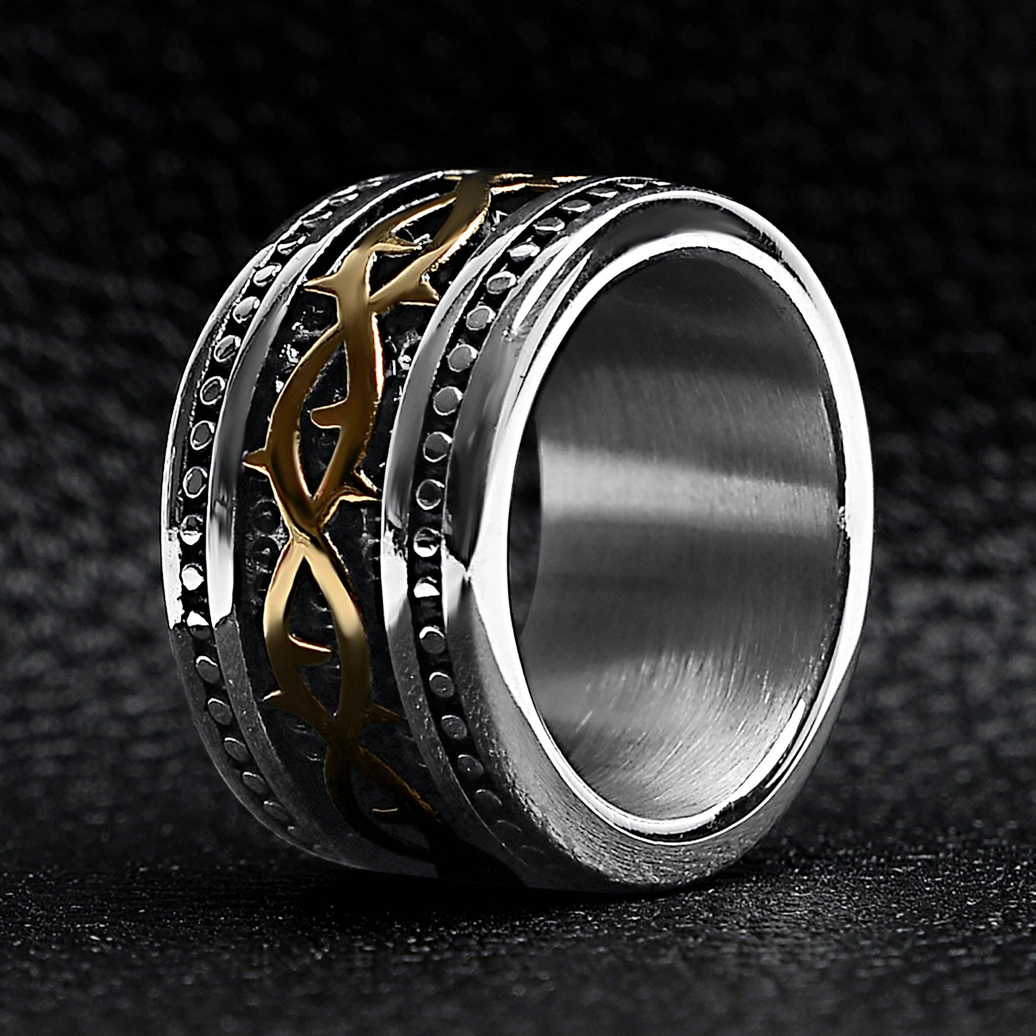 Anillo de acero inoxidable tribal detallado con revestimiento de PVD de oro de 18 quilates: 7