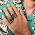 Anillo de acero inoxidable pulido con forma de cruz con múltiples calaveras: 10
