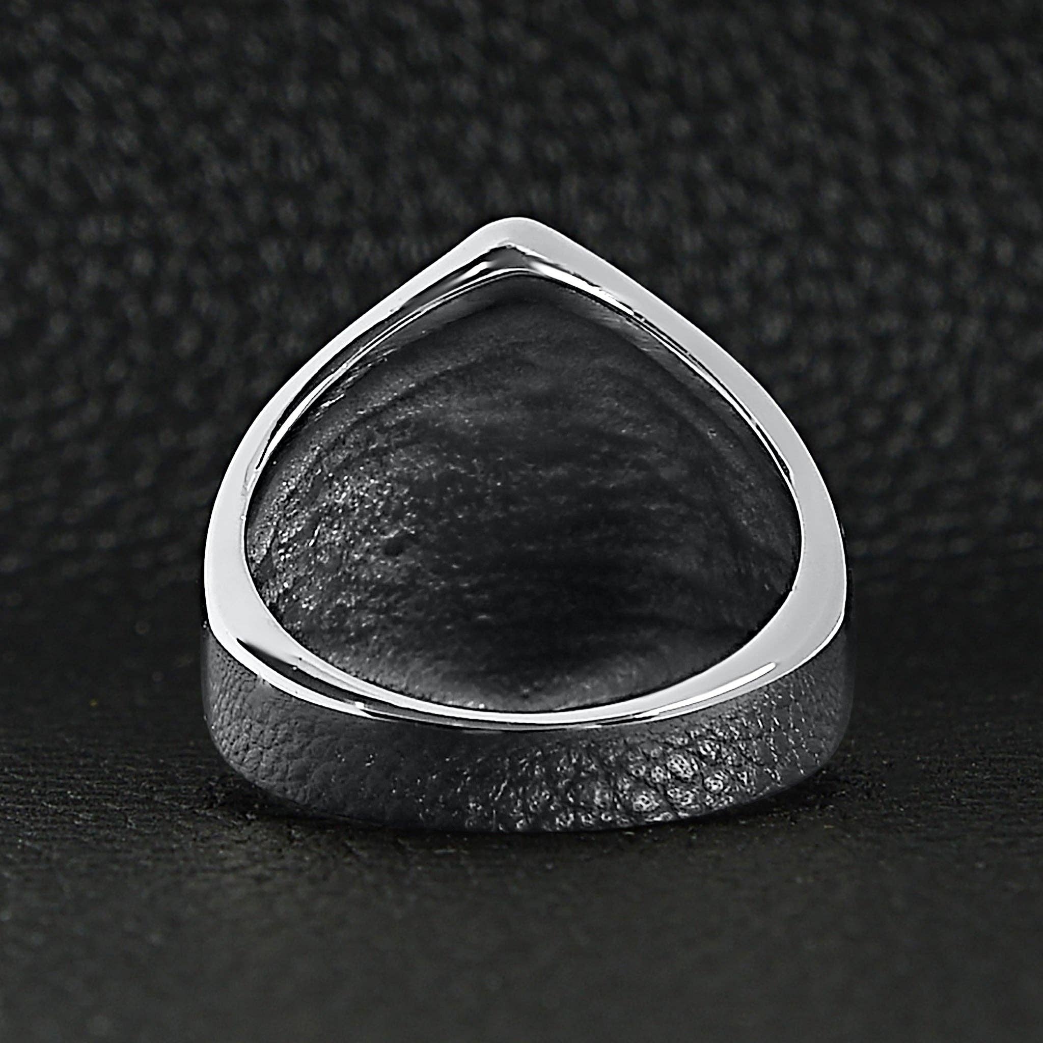 Anillo de acero inoxidable con estampado de calaveras y detalles en forma de «13» con revestimiento de PVD en oro de 18 quilates: 10