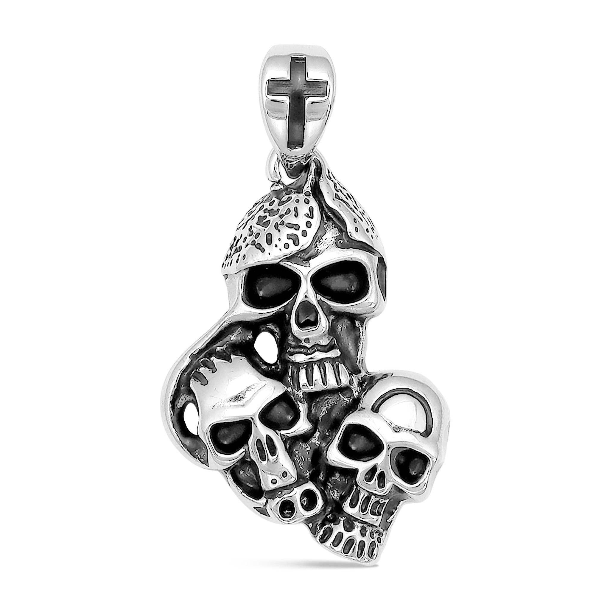 Colgante de tres calaveras de acero inoxidable con cruz negra