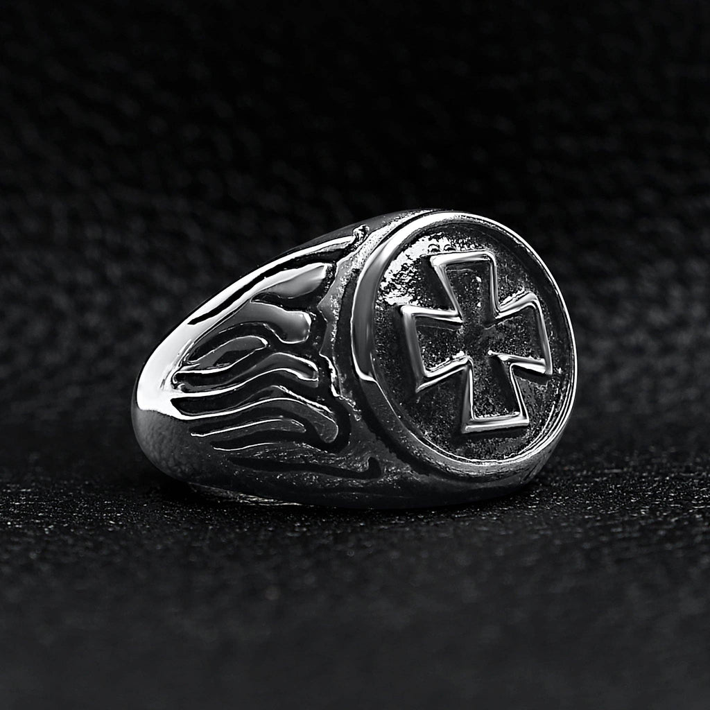 Anillo SS con forma de cruz maltesa pulida, característica hipoalergénica: 10