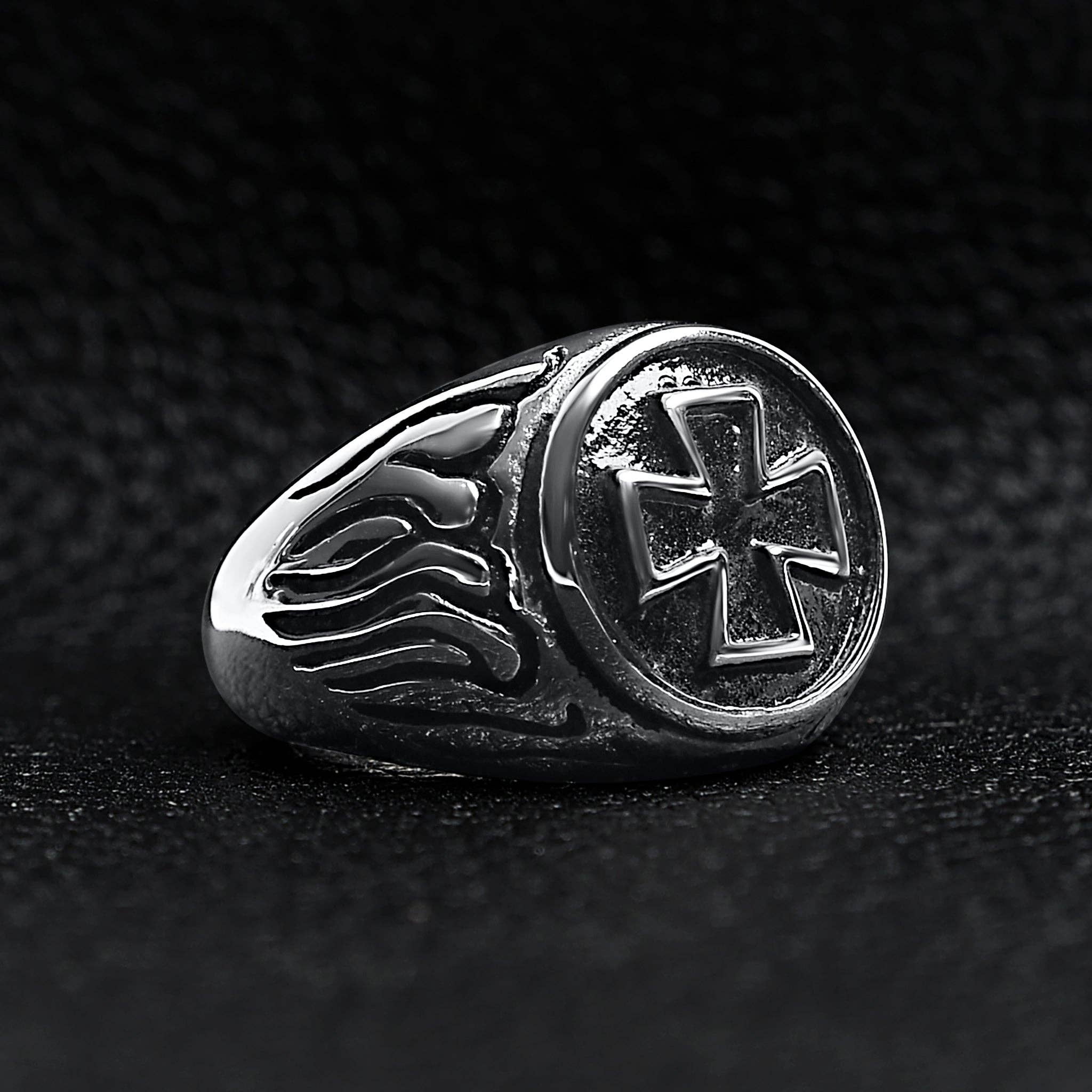 Anillo SS con forma de cruz maltesa pulida, característica hipoalergénica: 10