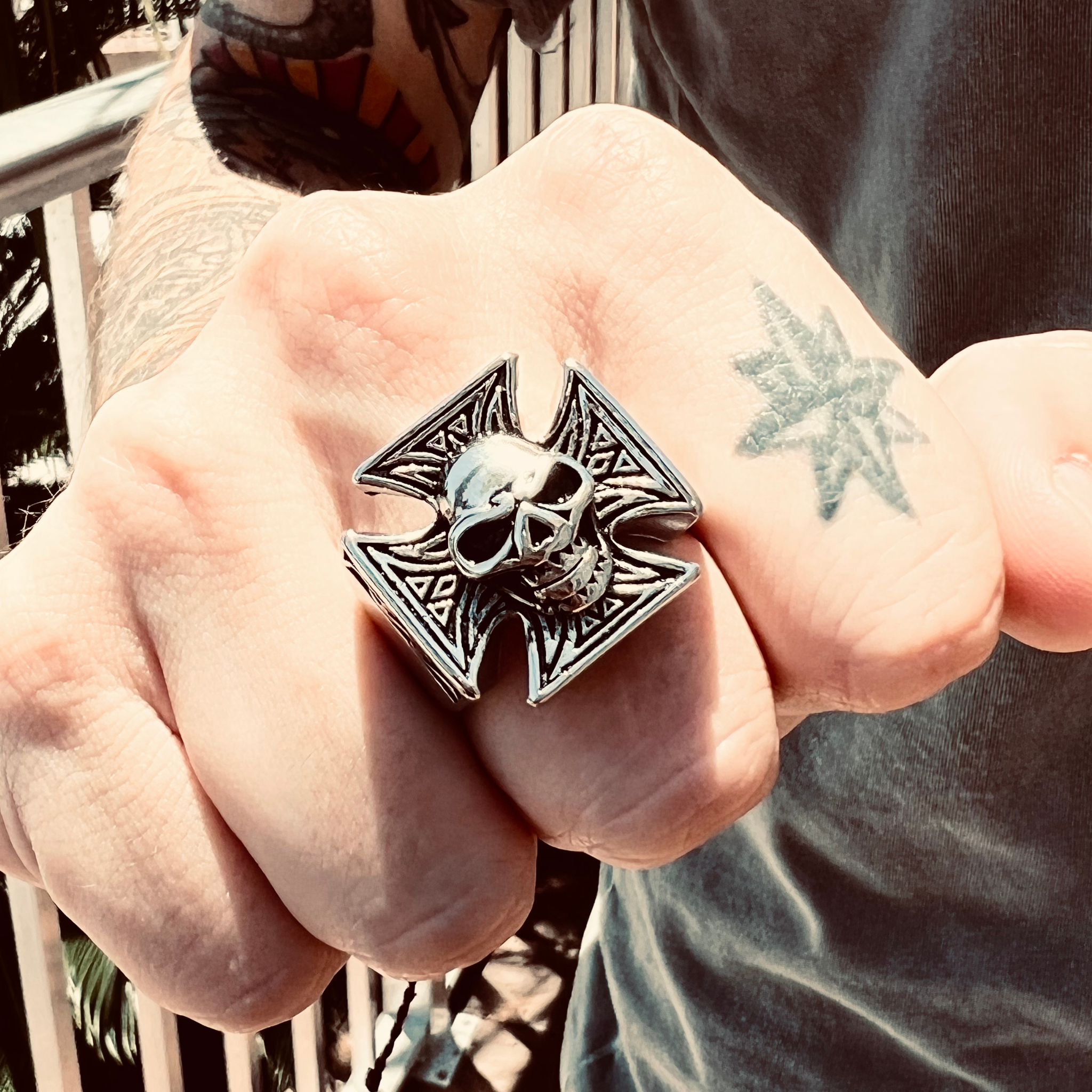 Anillo de acero inoxidable con forma de cruz maltesa con calavera pulida: 10
