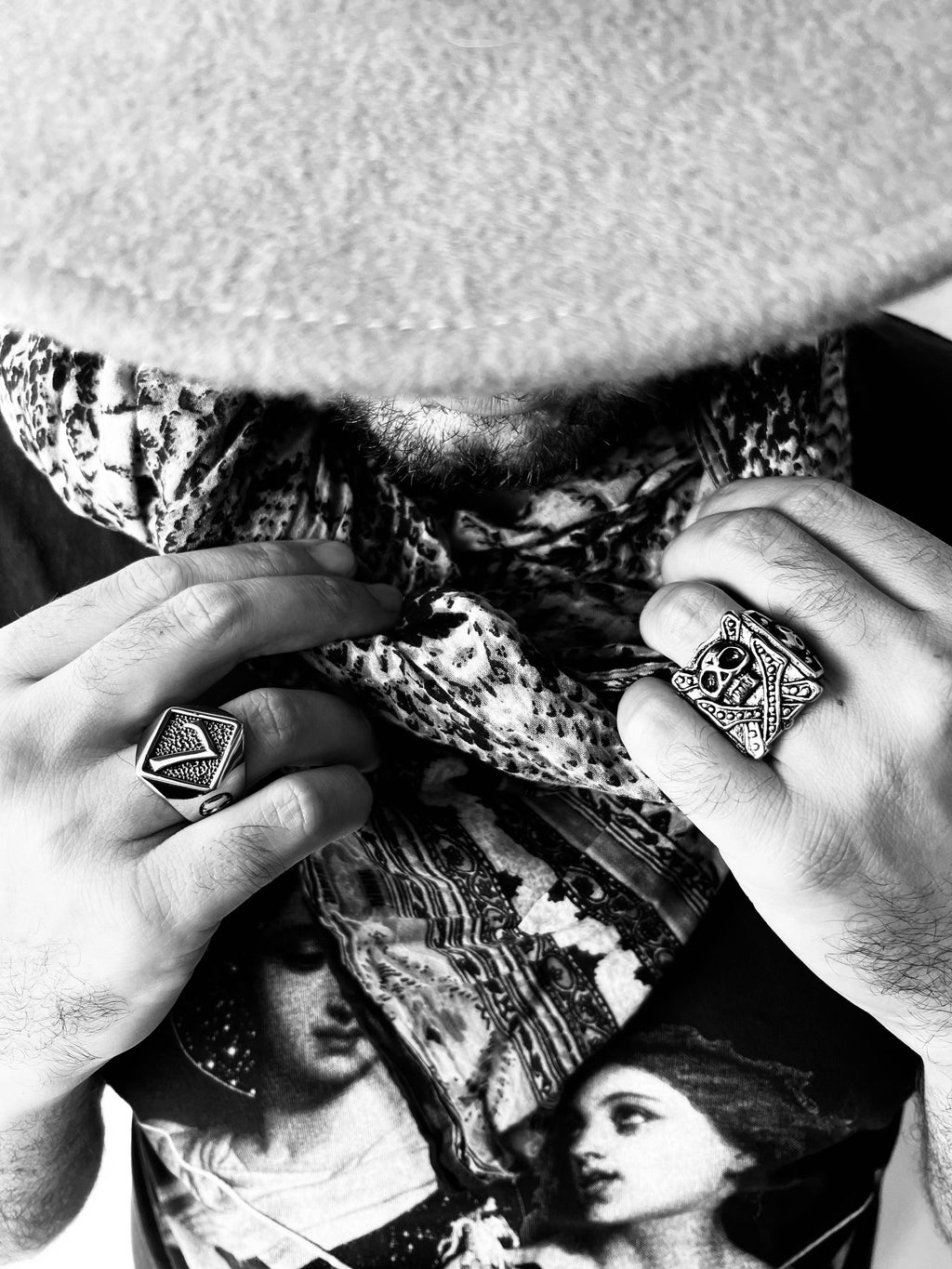 Anillo con sello de calavera con tachuelas de acero inoxidable: 10