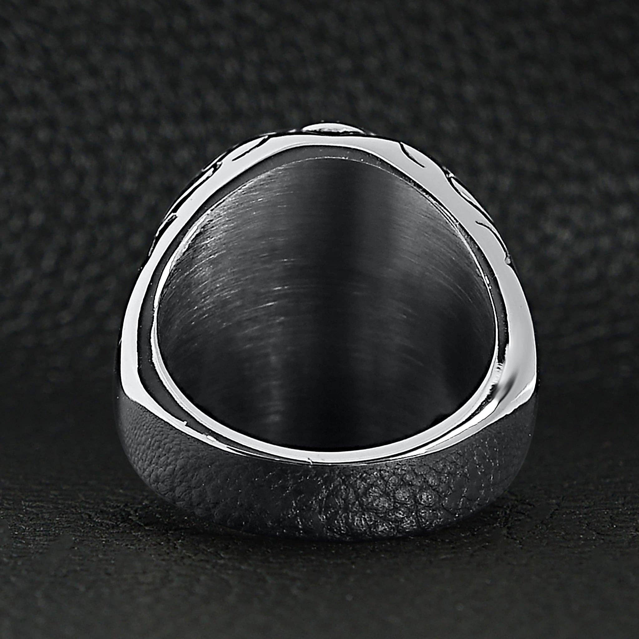 Anillo de acero inoxidable con forma de calavera de azúcar con circonita cúbica roja: 10