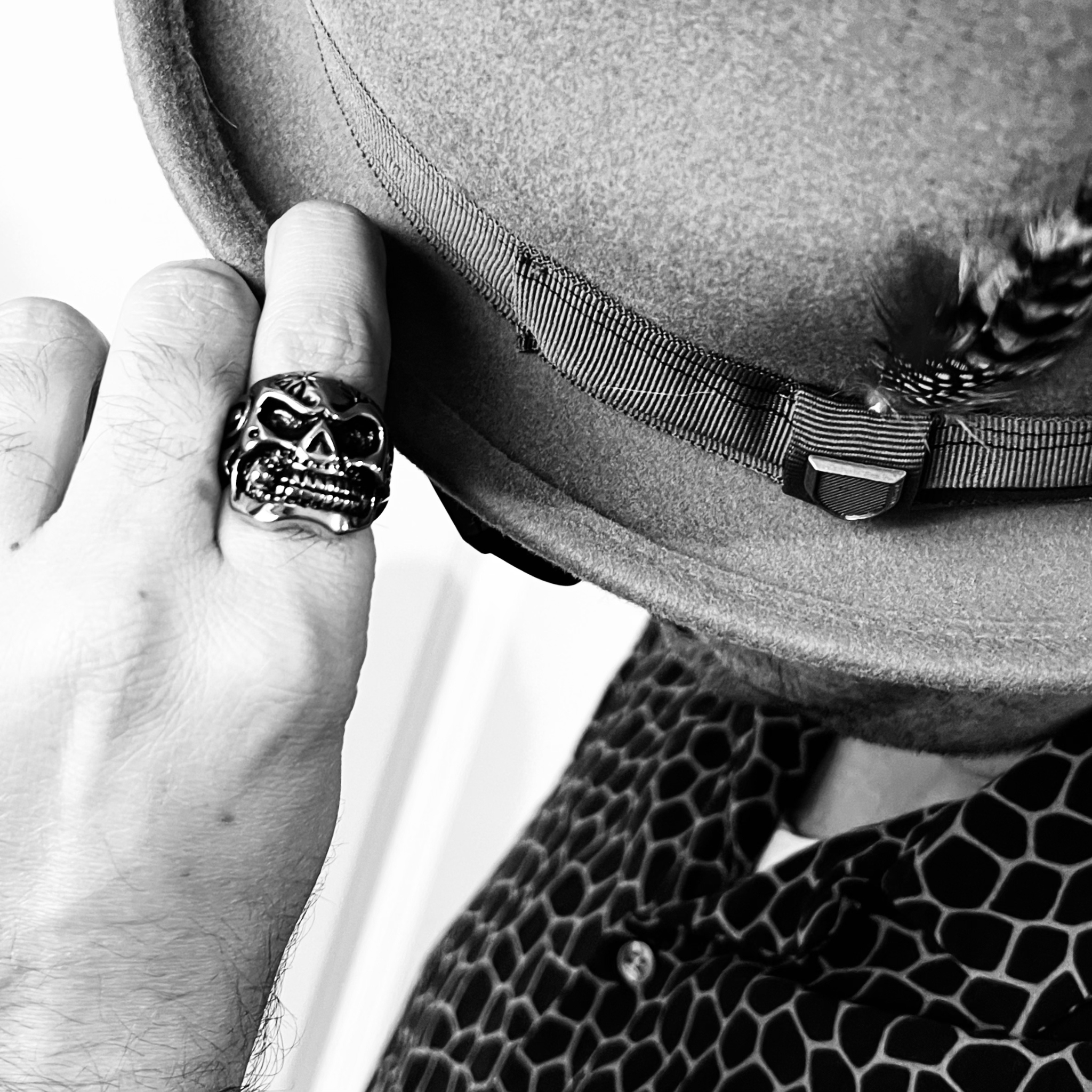 Anillo de declaración de calavera de acero inoxidable con cigarro: 8
