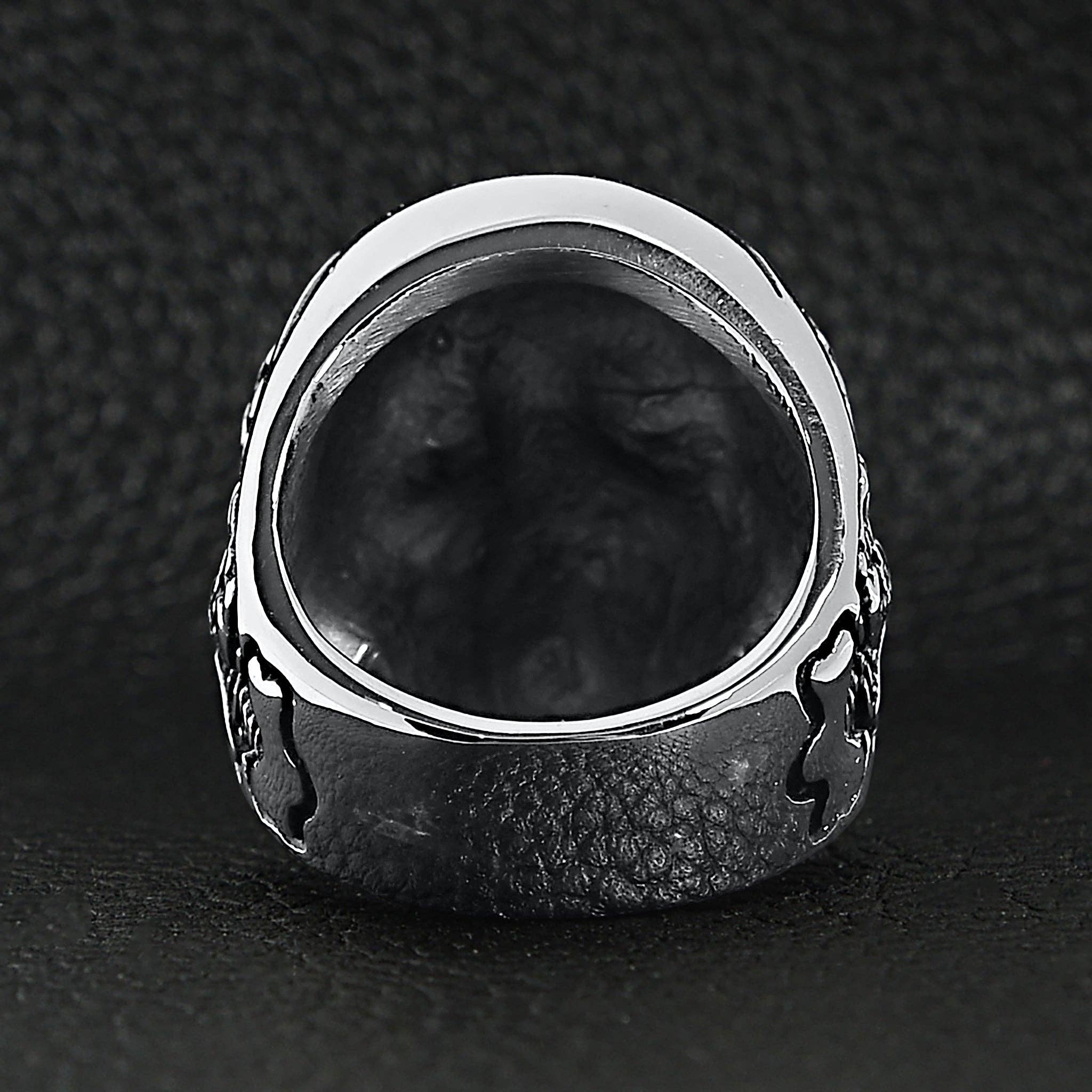 Anillo de acero inoxidable con diseño de calavera y detalles de esqueleto: 8