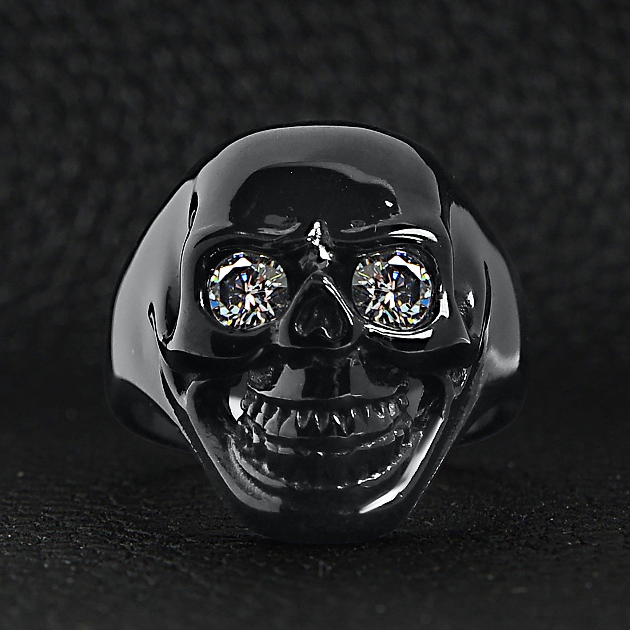 Anillo de acero inoxidable con forma de calavera negra con circonita cúbica transparente: 8