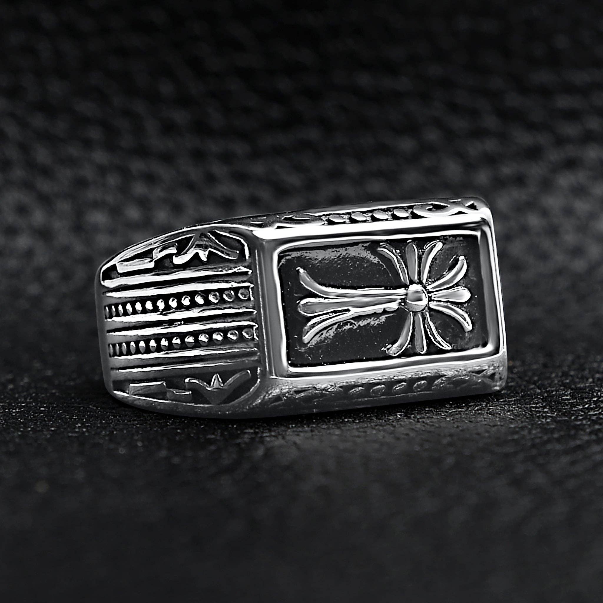 Anillo de acero inoxidable con forma de cruz detallada: 14
