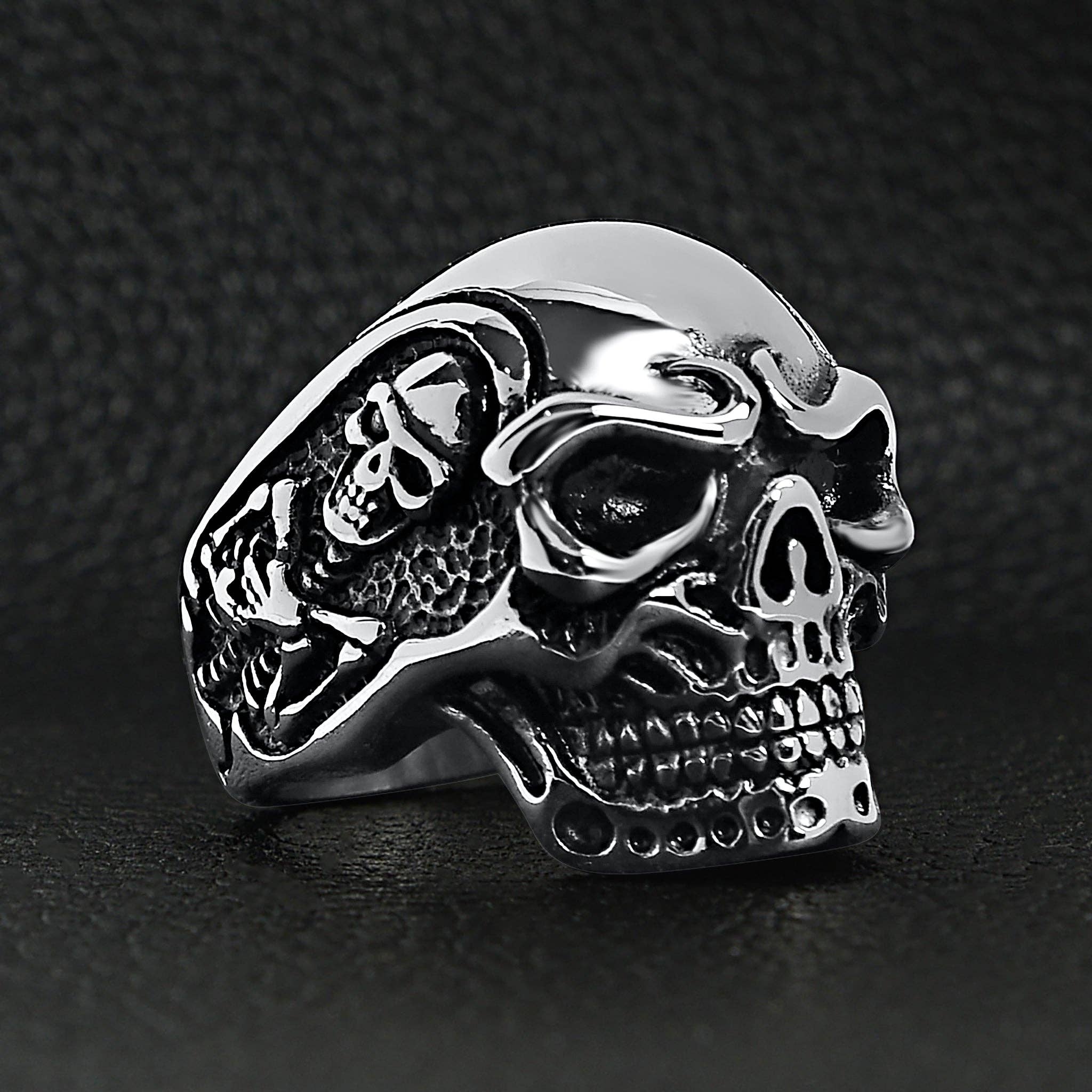 Anillo de acero inoxidable con diseño de calavera y detalles de esqueleto: 8