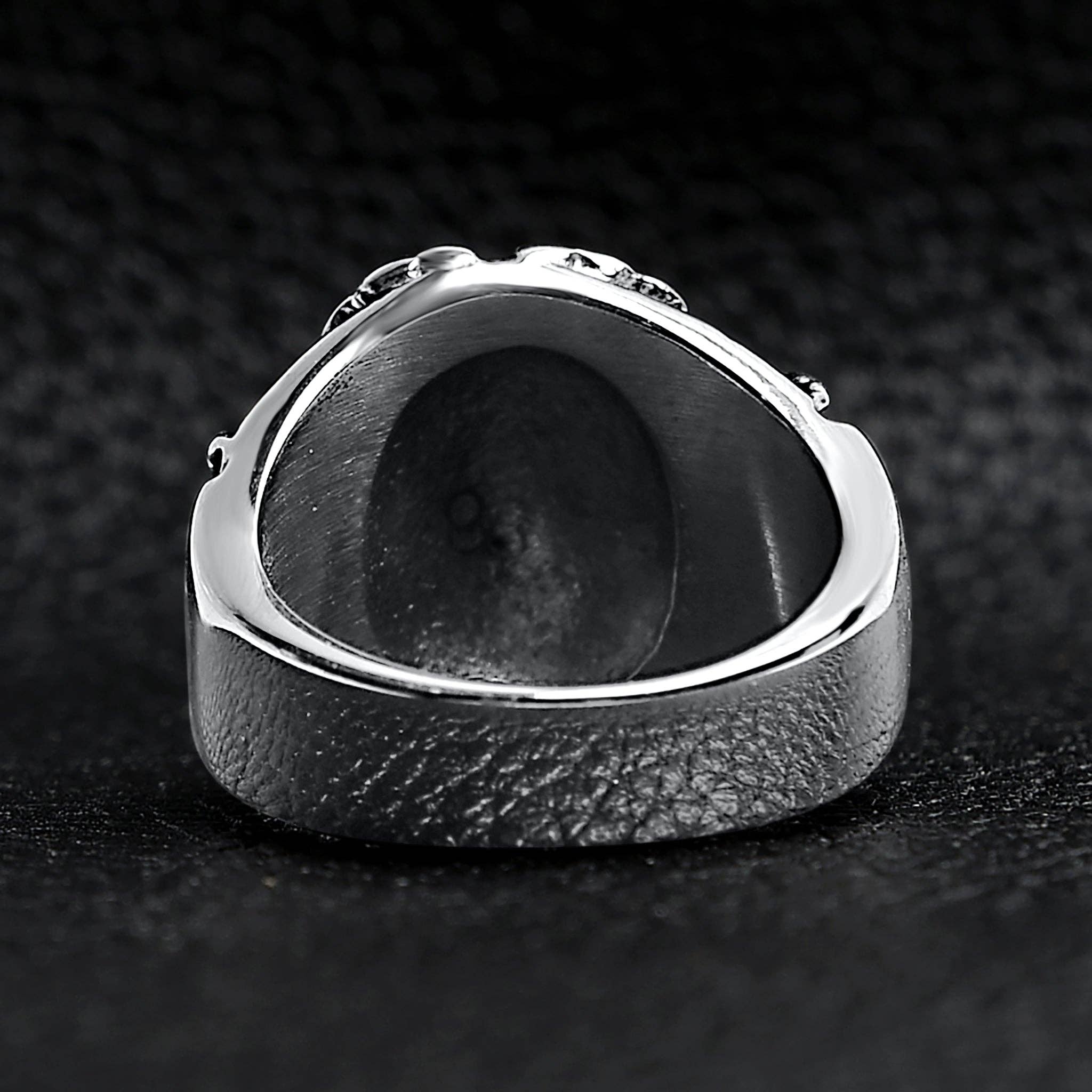 Anillo de acero inoxidable con forma de calavera con detalle pulido: 8