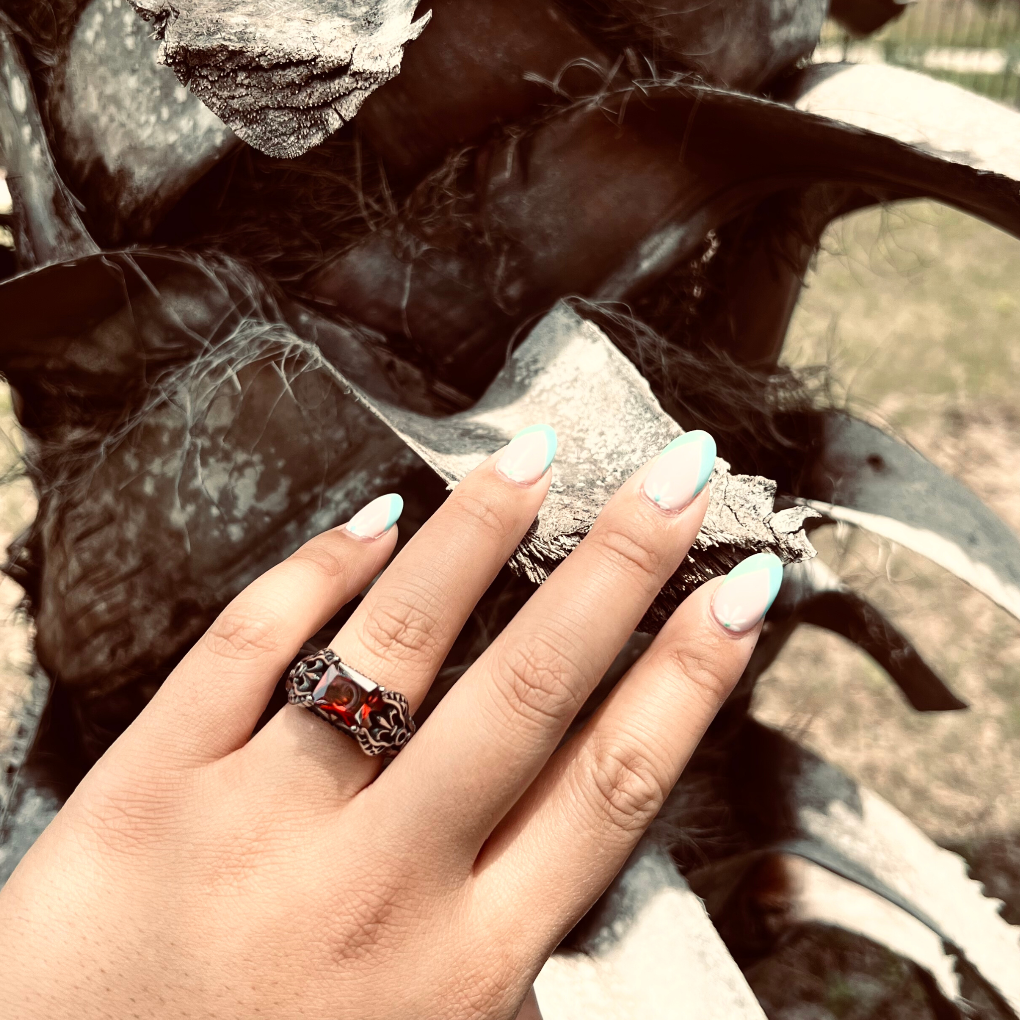 Anillo de acero inoxidable con detalles en forma de flor de lis en forma de circonita cúbica roja: 12