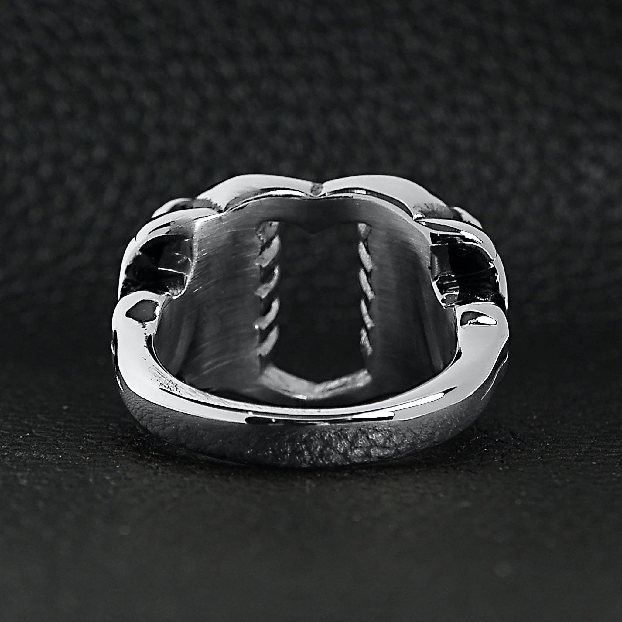 Anillo de acero inoxidable pulido con forma de corazón agarrado por hueso: 8