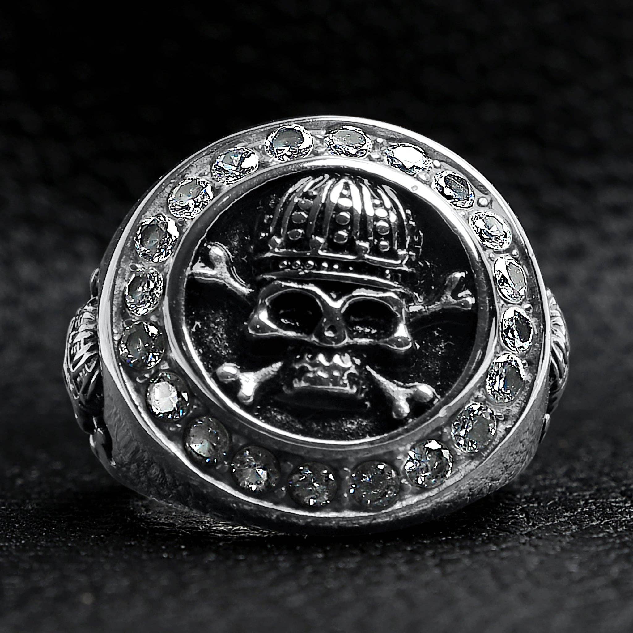 Anillo de acero inoxidable con forma de calavera real y tibias cruzadas con piedras decorativas de circonita cúbica/SCR4052: 7