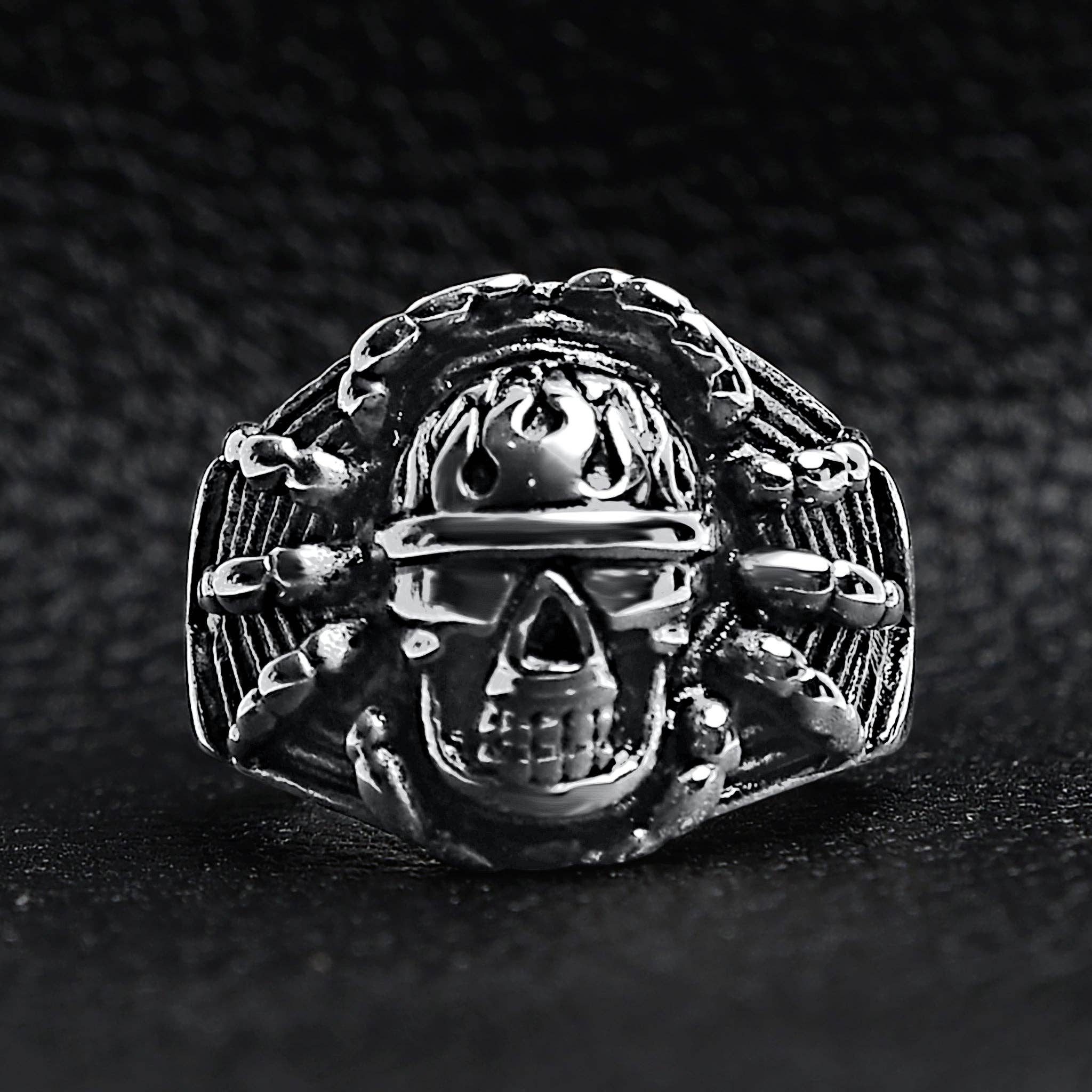 Anillo de acero inoxidable con forma de calavera con detalle pulido: 8