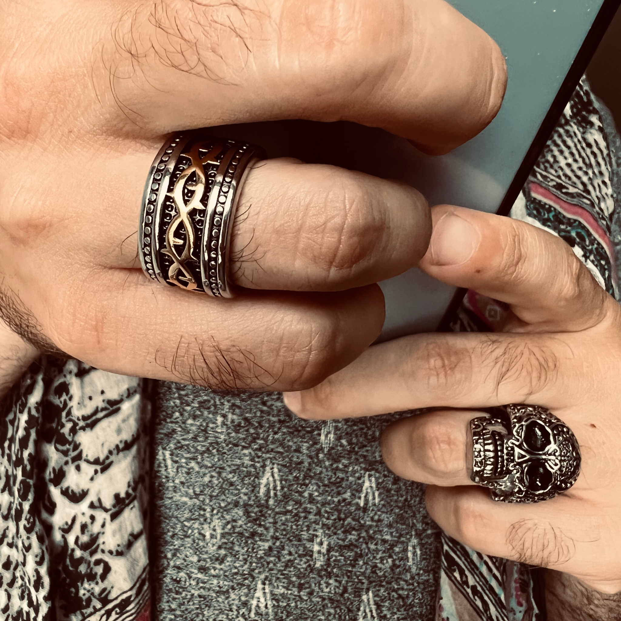 Anillo de acero inoxidable tribal detallado con revestimiento de PVD de oro de 18 quilates: 7