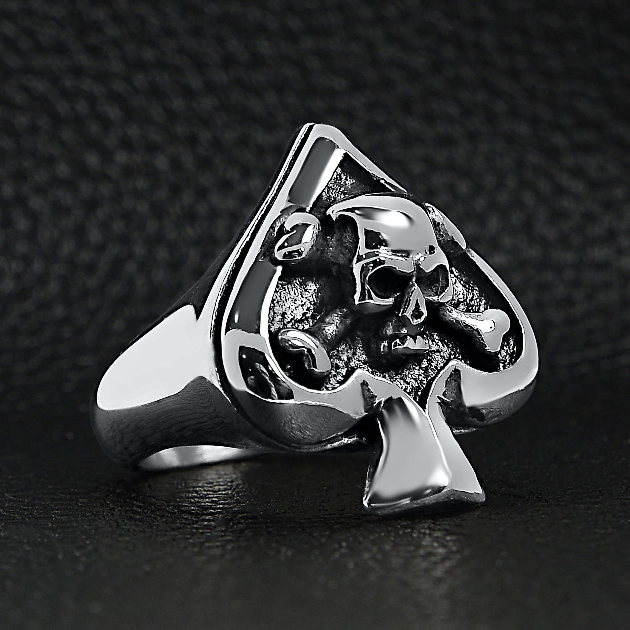 Anillo de acero inoxidable pulido con forma de calavera de espadas: 8
