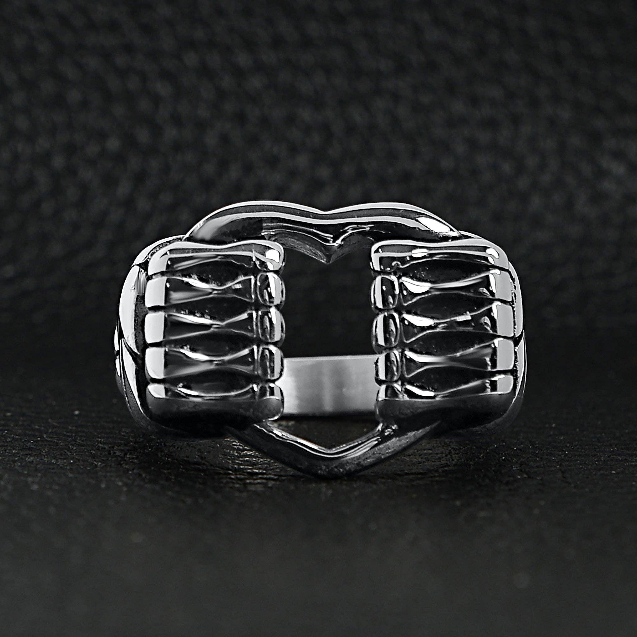 Anillo de acero inoxidable pulido con forma de corazón agarrado por hueso: 8