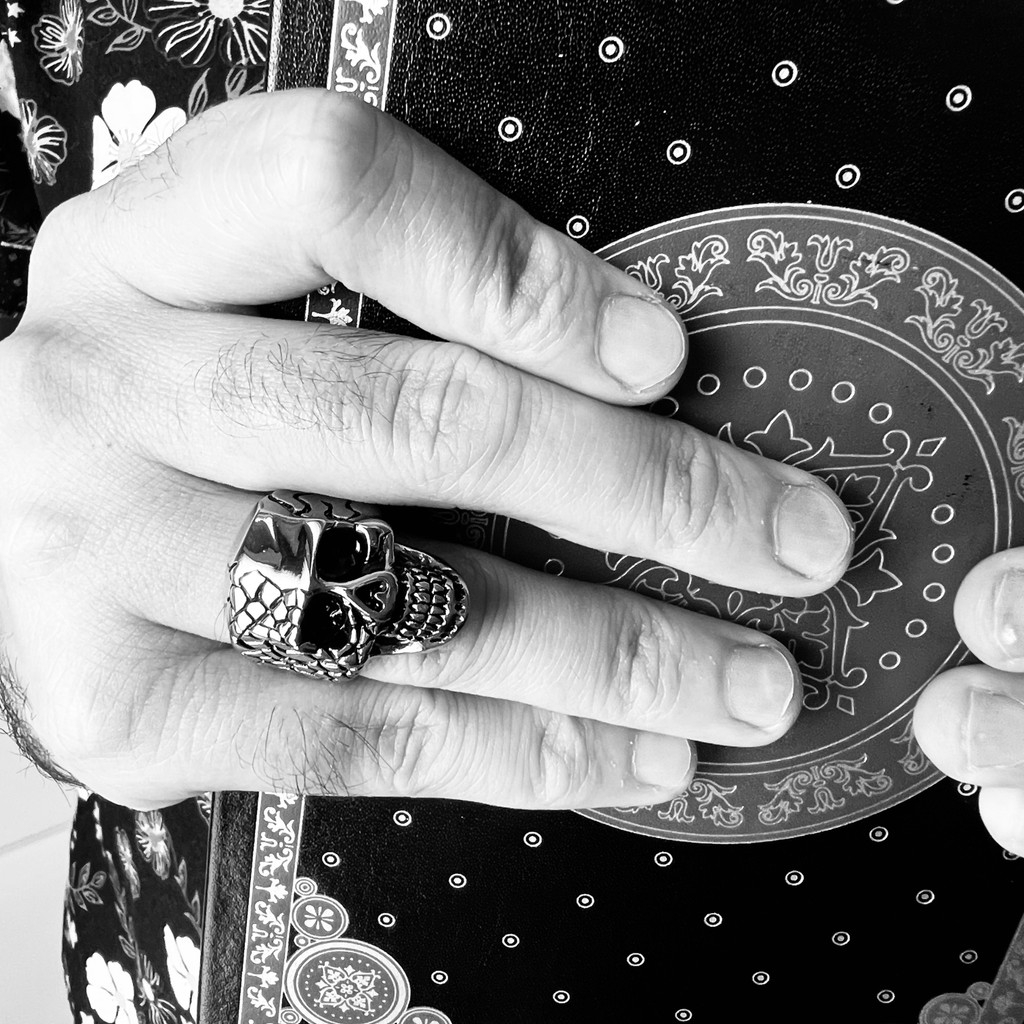 Anillo detallado de acero inoxidable con forma de calavera: 8