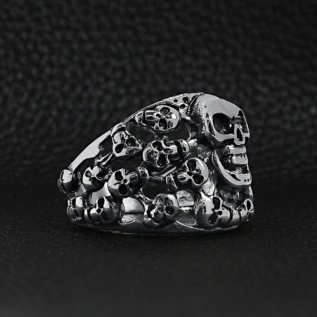 Anillo de acero inoxidable pulido con múltiples calaveras: 9