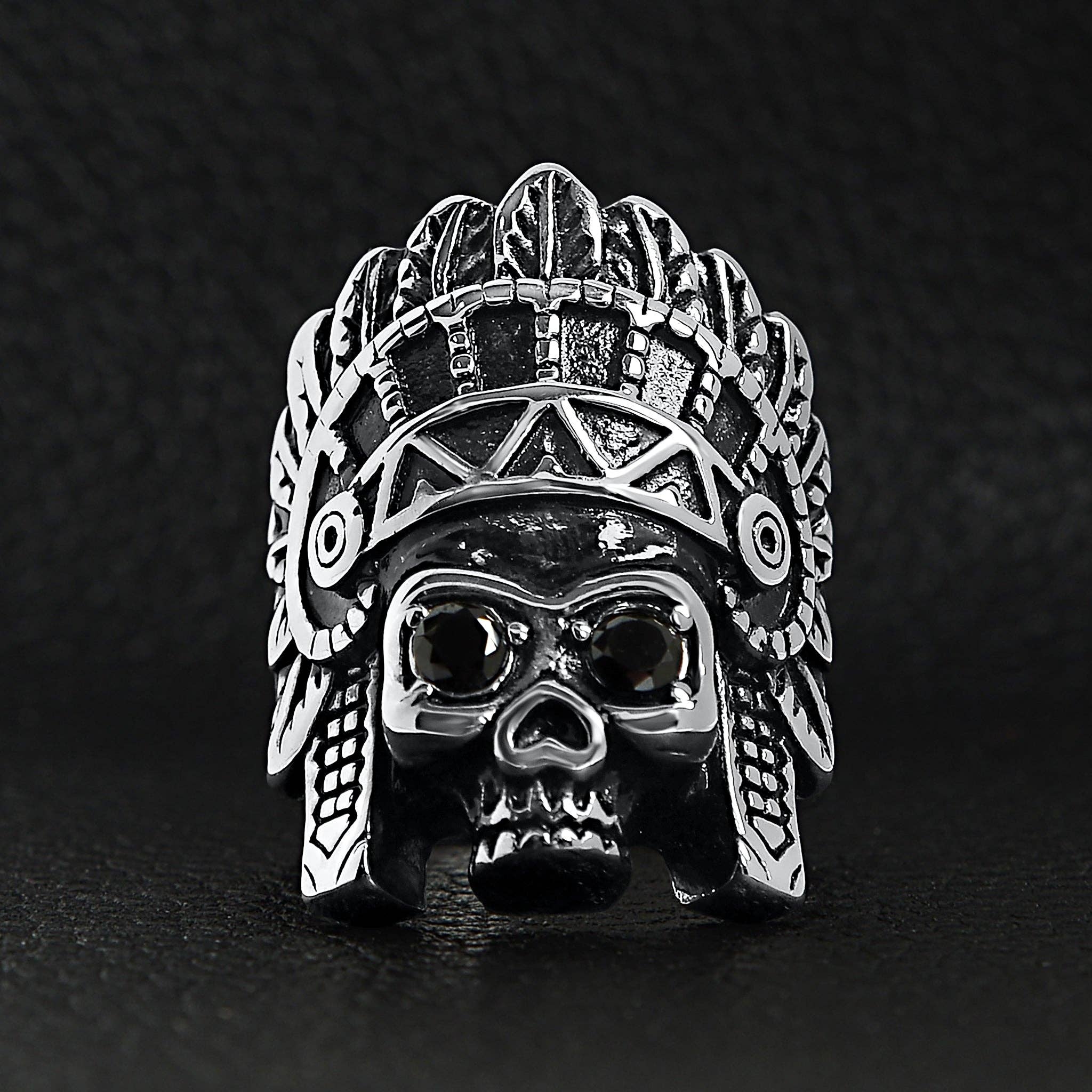 Anillo de acero inoxidable con calavera de jefe nativo americano y ojos de circonita cúbica negra: 9