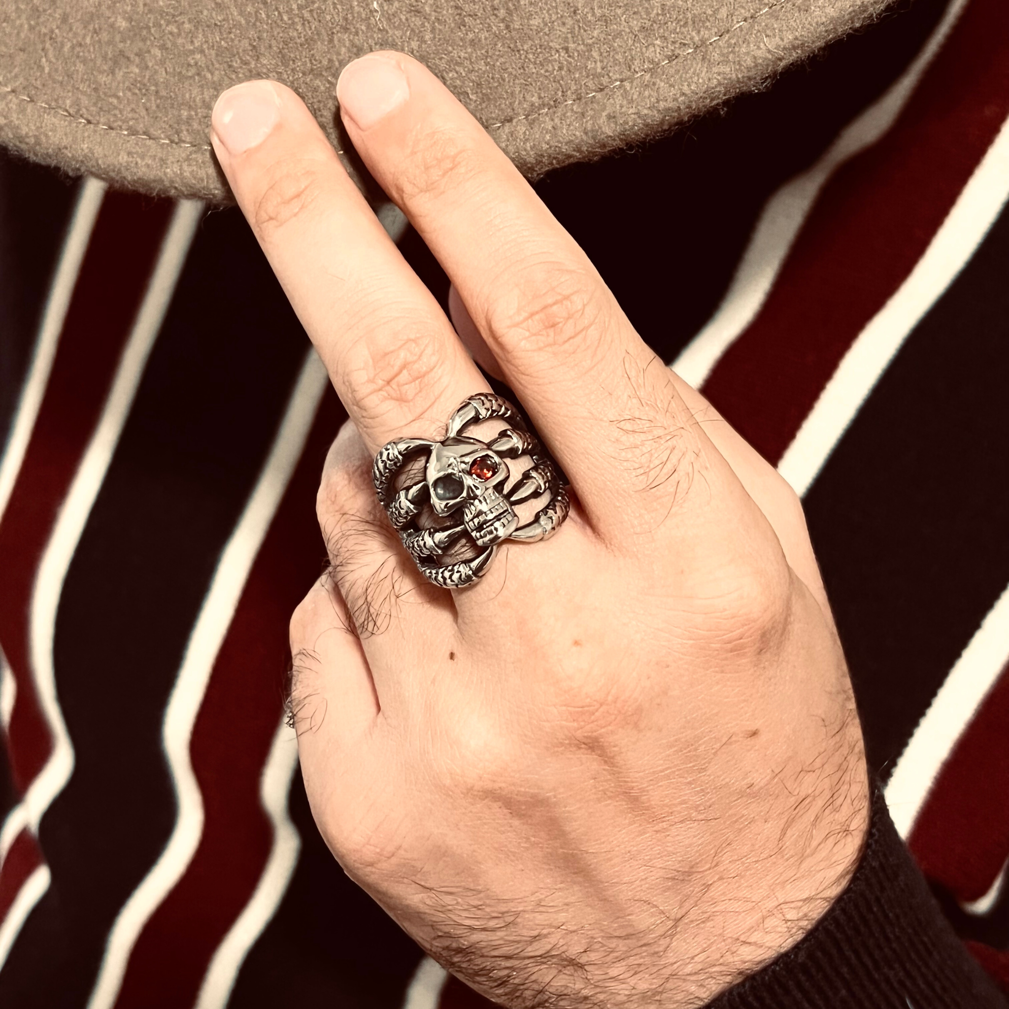 Anillo de acero inoxidable con forma de calavera con forma de circonita cúbica roja: 10