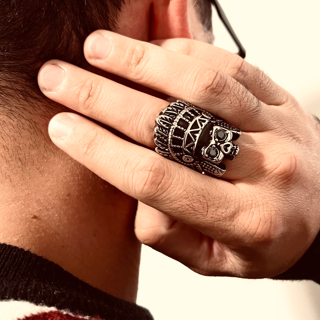 Anillo de acero inoxidable con calavera de jefe nativo americano y ojos de circonita cúbica negra: 9
