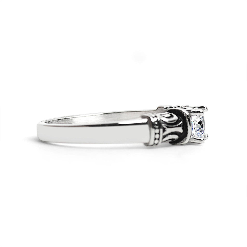 Anillo de acero inoxidable con detalles decorativos en forma de circonita cúbica: 6