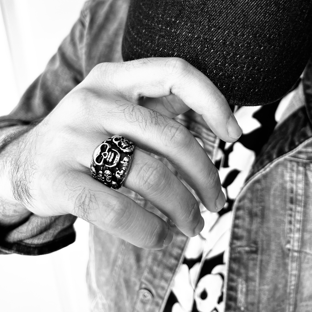 Anillo de acero inoxidable pulido con múltiples calaveras: 9