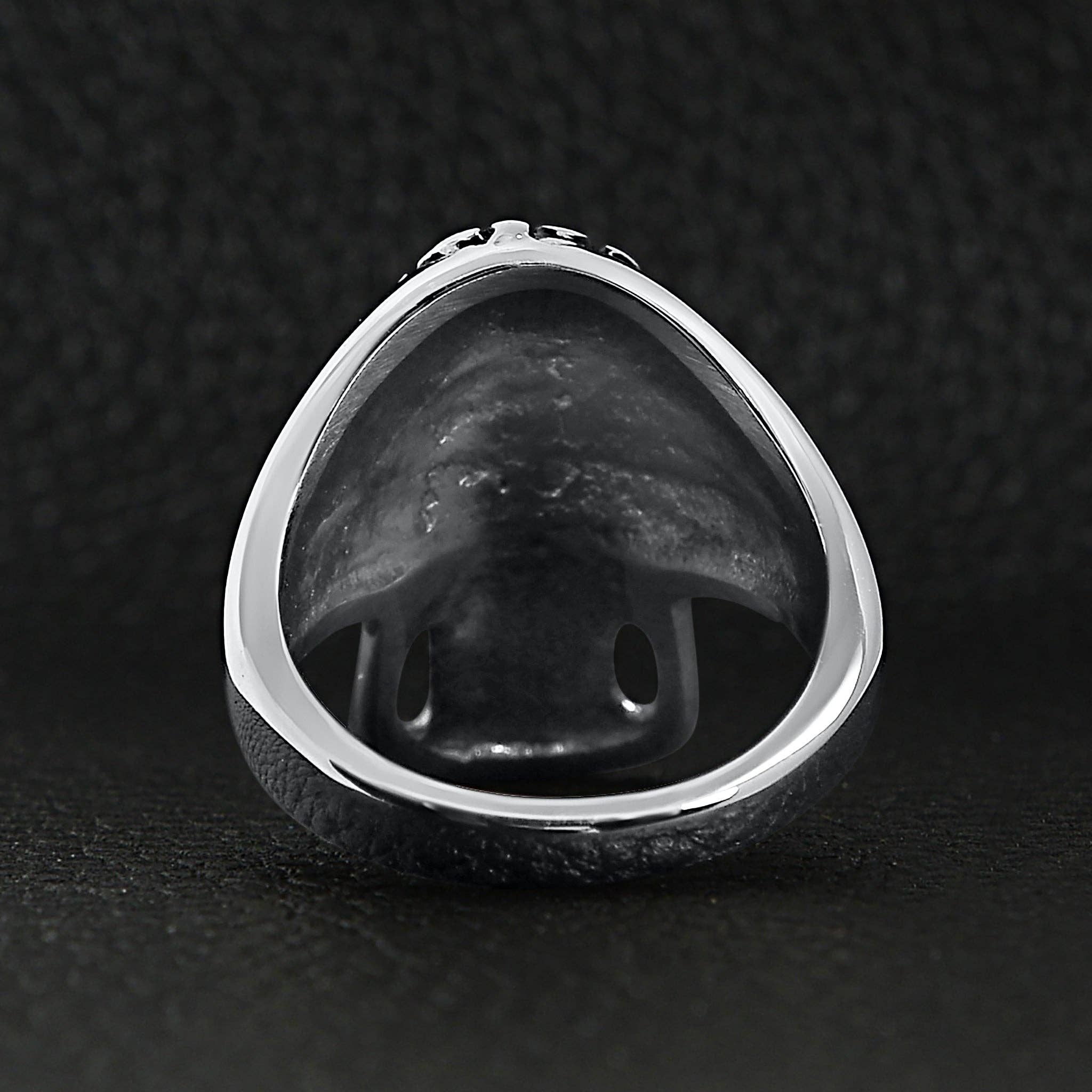 Anillo de acero inoxidable pulido con forma de calavera en llamas: 7