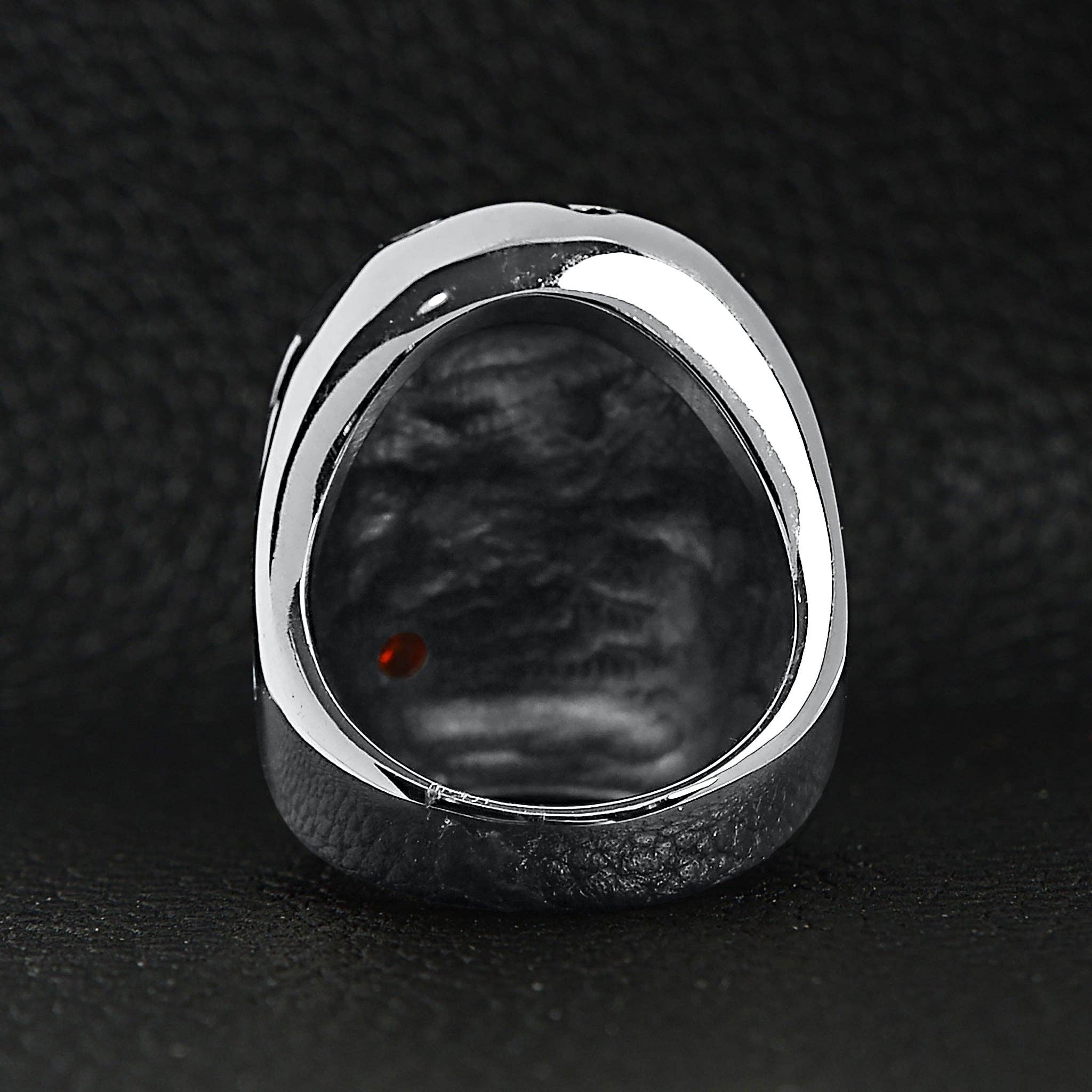 Anillo de Calavera de Acero Inoxidable Mordiendo una Rosa con Accento de CZ Roja: 10
