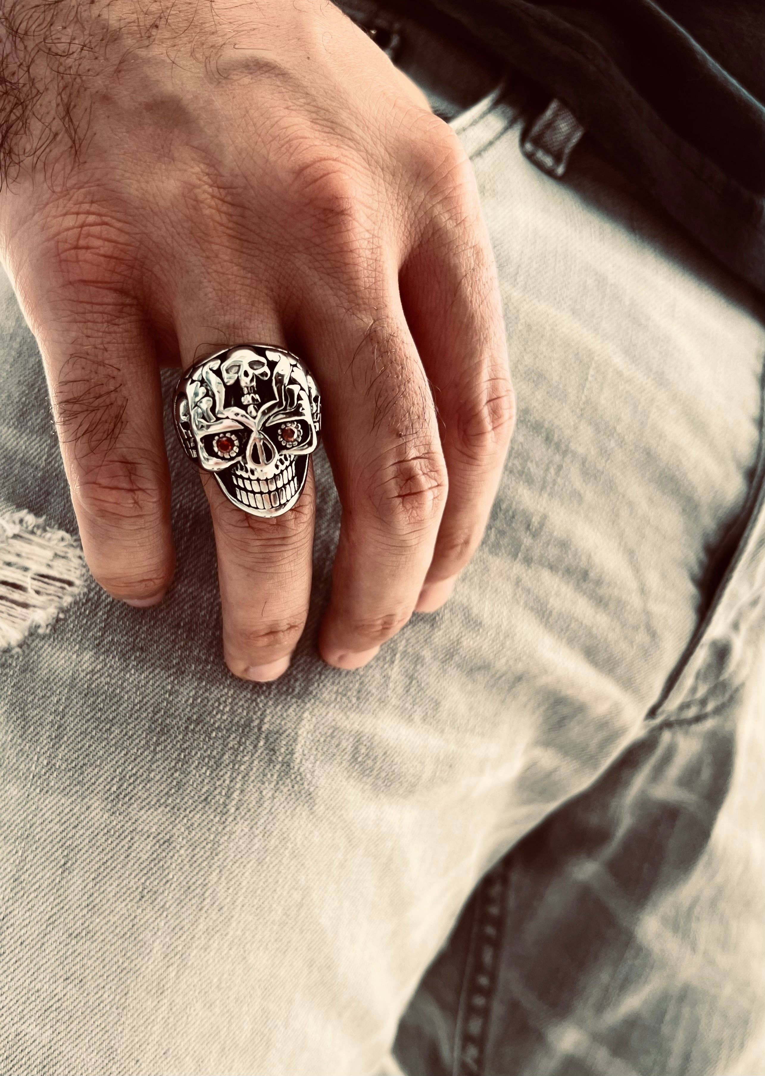 Anillo de acero inoxidable con forma de calavera de azúcar con circonita cúbica roja: 10