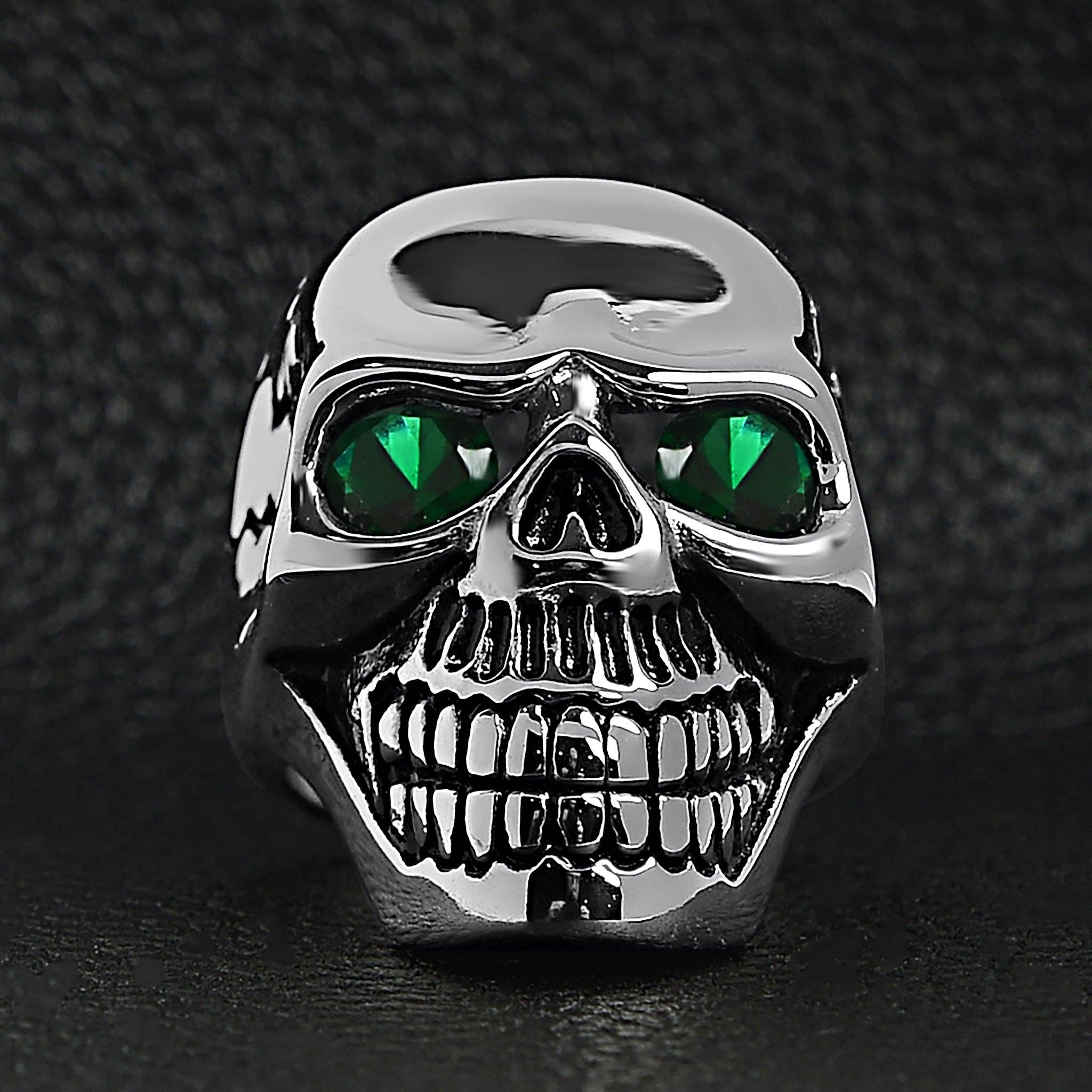 Anillo de acero inoxidable con forma de calavera agrietada con circonita cúbica verde: 12