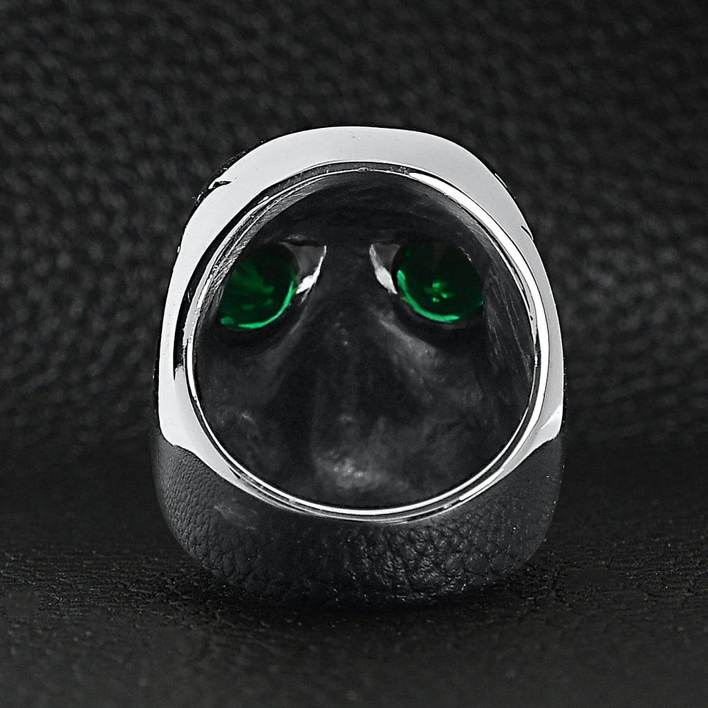 Anillo de acero inoxidable con forma de calavera agrietada con circonita cúbica verde: 12