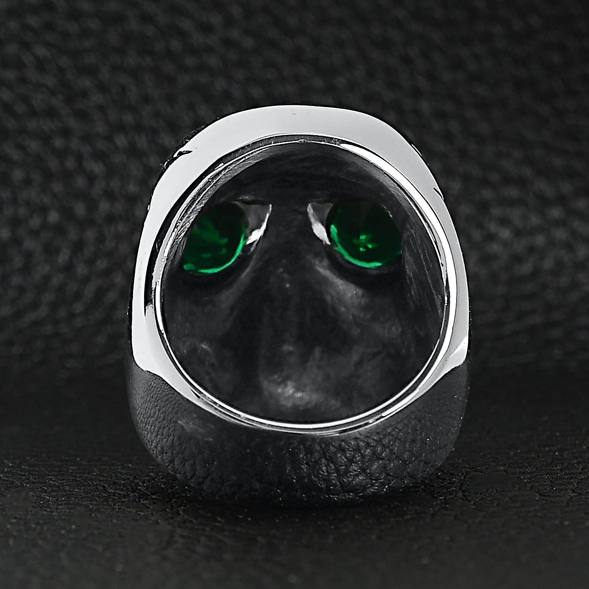 Anillo de acero inoxidable con forma de calavera agrietada con circonita cúbica verde: 12