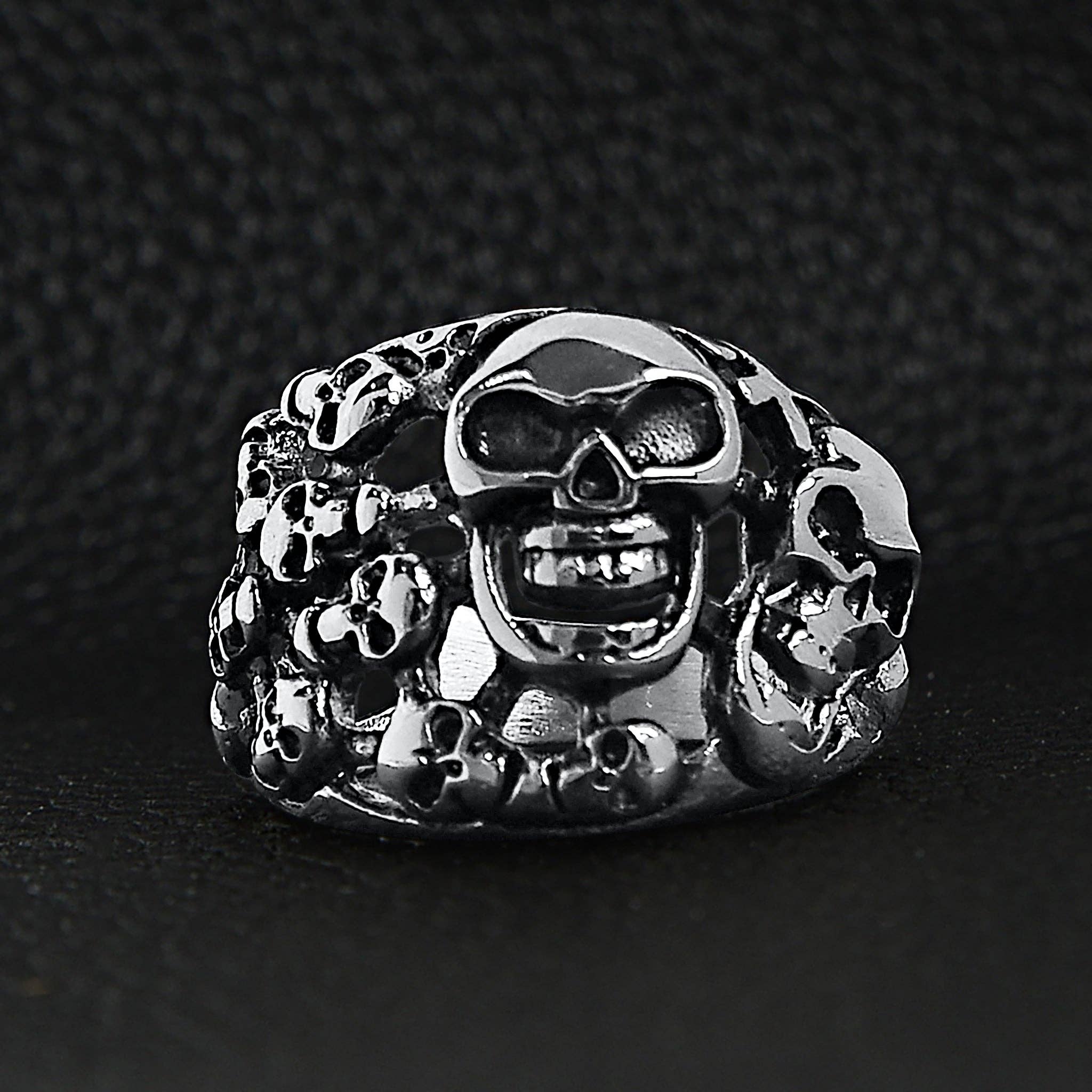 Anillo de acero inoxidable pulido con múltiples calaveras: 9