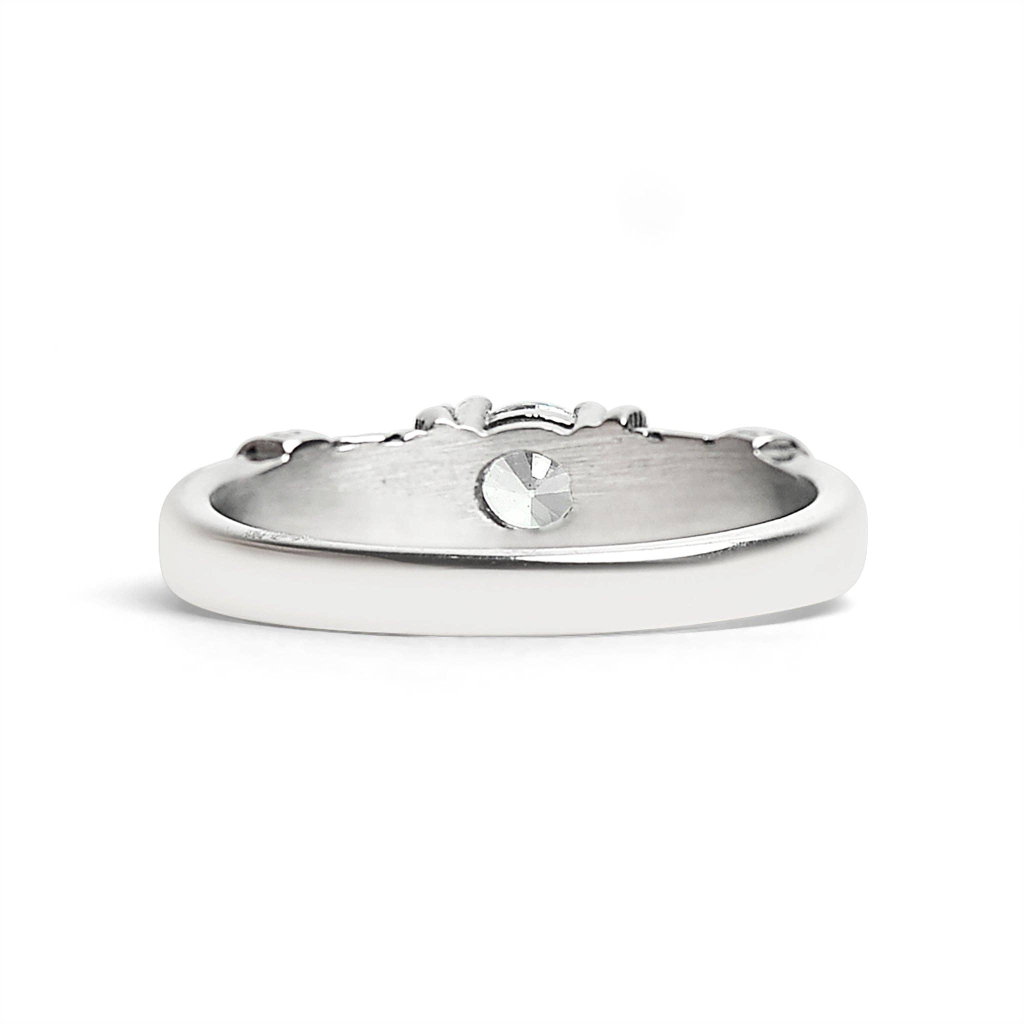 Anillo de acero inoxidable con detalles decorativos en forma de circonita cúbica: 6