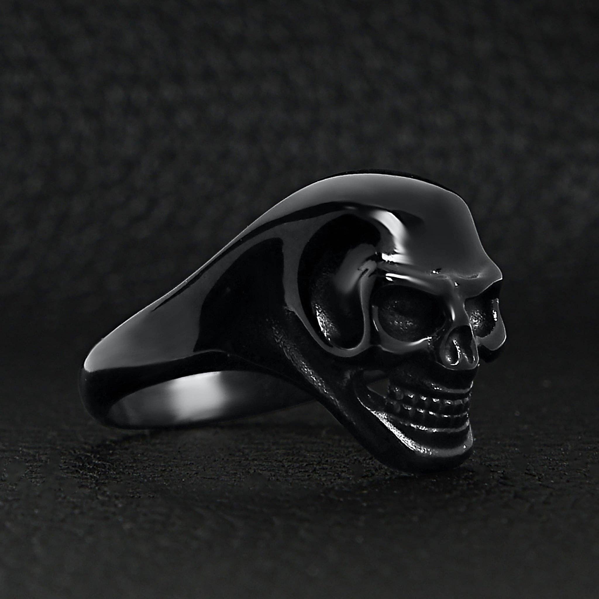 Anillo de acero inoxidable con forma de calavera negra: 5