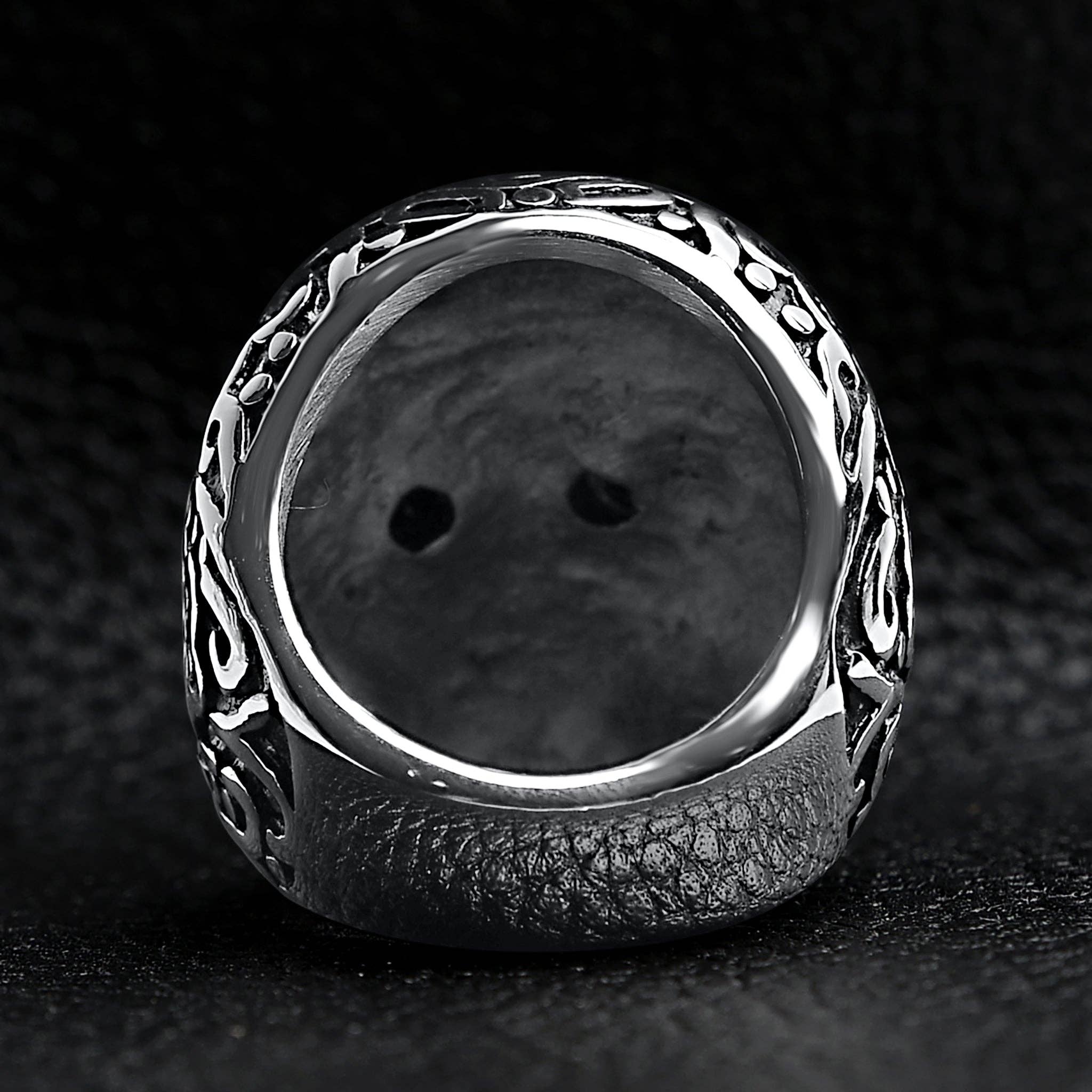 Anillo grande detallado de acero inoxidable con circonitas cúbicas negras: 8